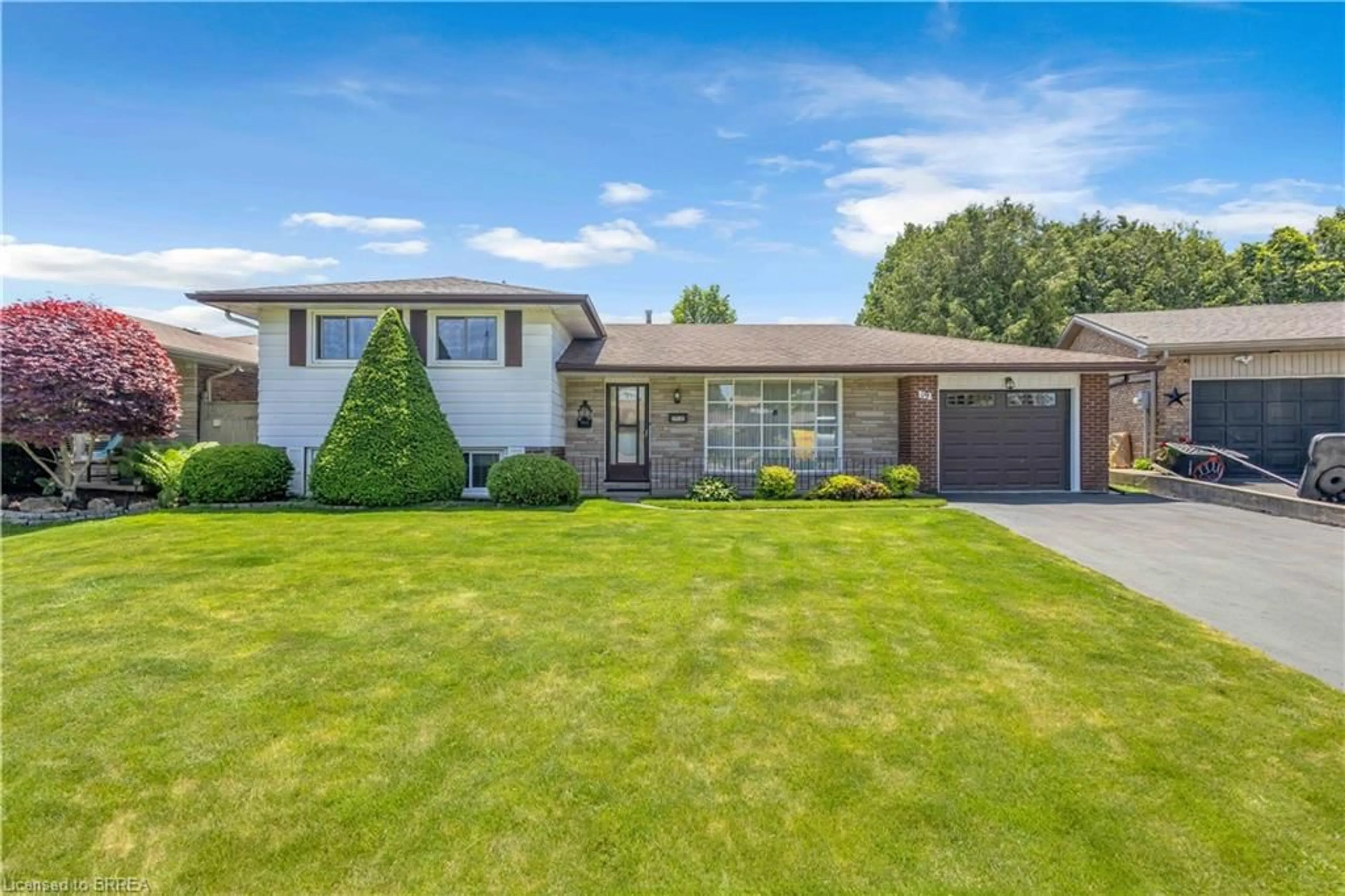 Home with vinyl exterior material, street for 19 Pippin Dr, Brantford Ontario N3R 5V8