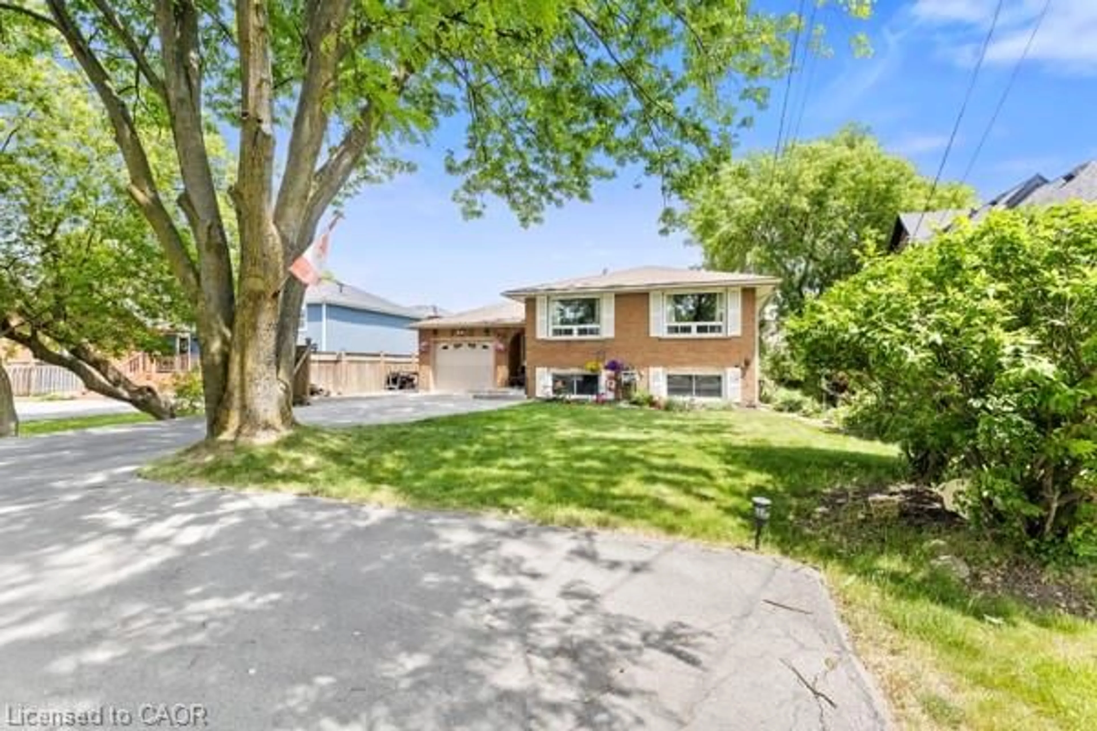 A pic from outside/outdoor area/front of a property/back of a property/a pic from drone, street for 789 Rymal Rd, Hamilton Ontario L8W 1B6
