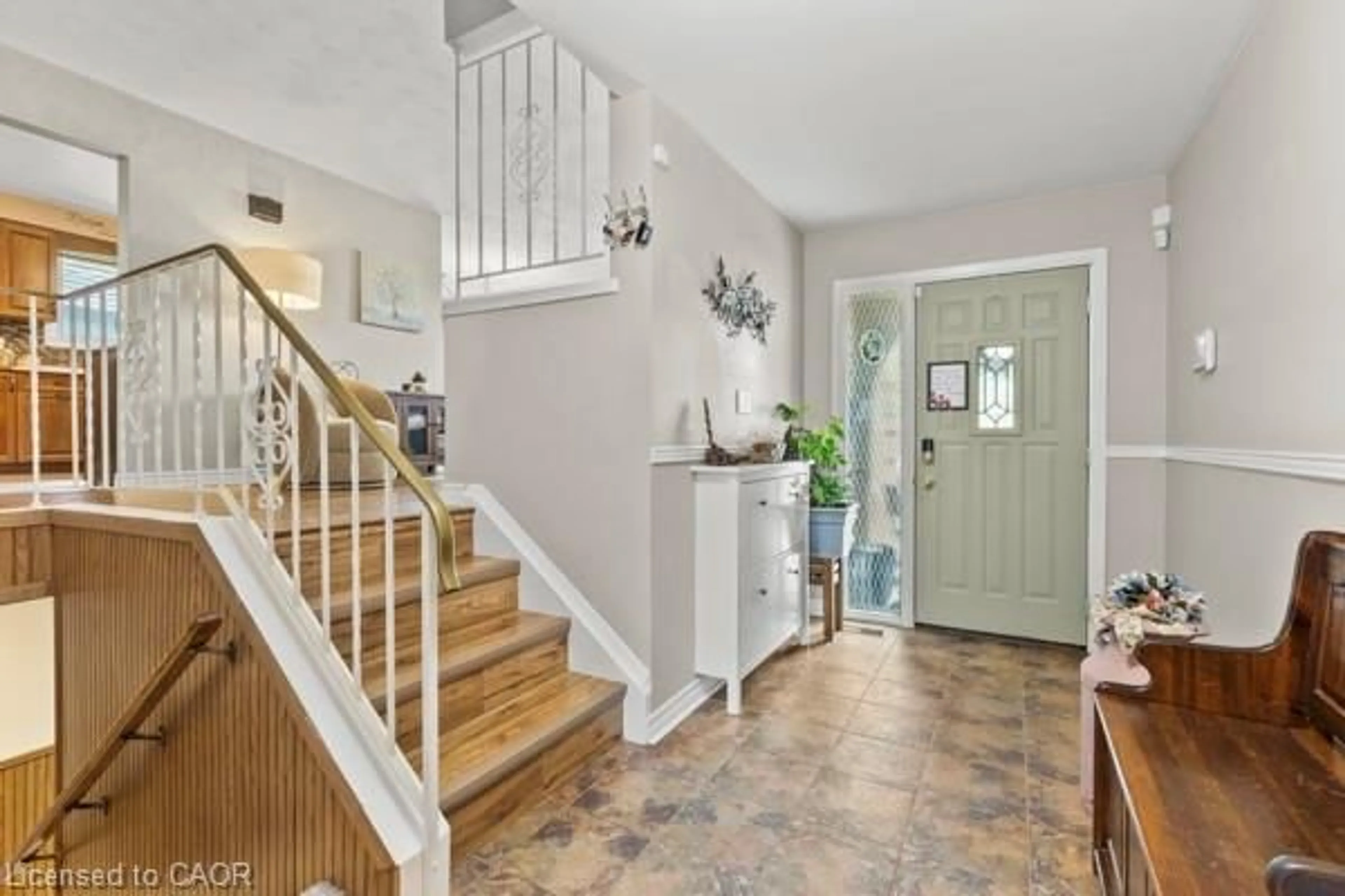 Indoor entryway for 789 Rymal Rd, Hamilton Ontario L8W 1B6