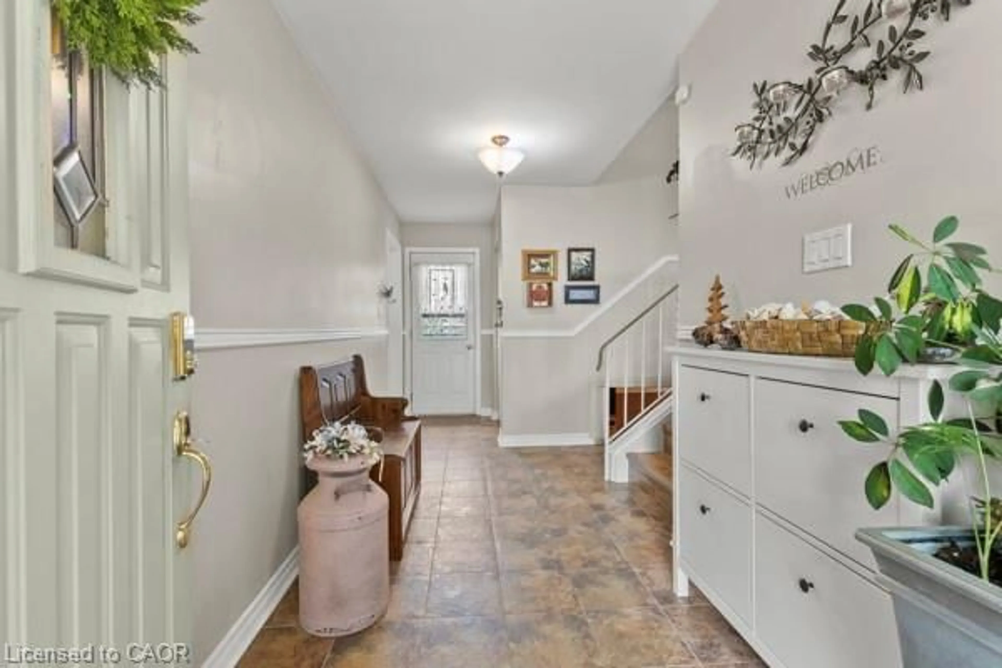 Indoor entryway for 789 Rymal Rd, Hamilton Ontario L8W 1B6