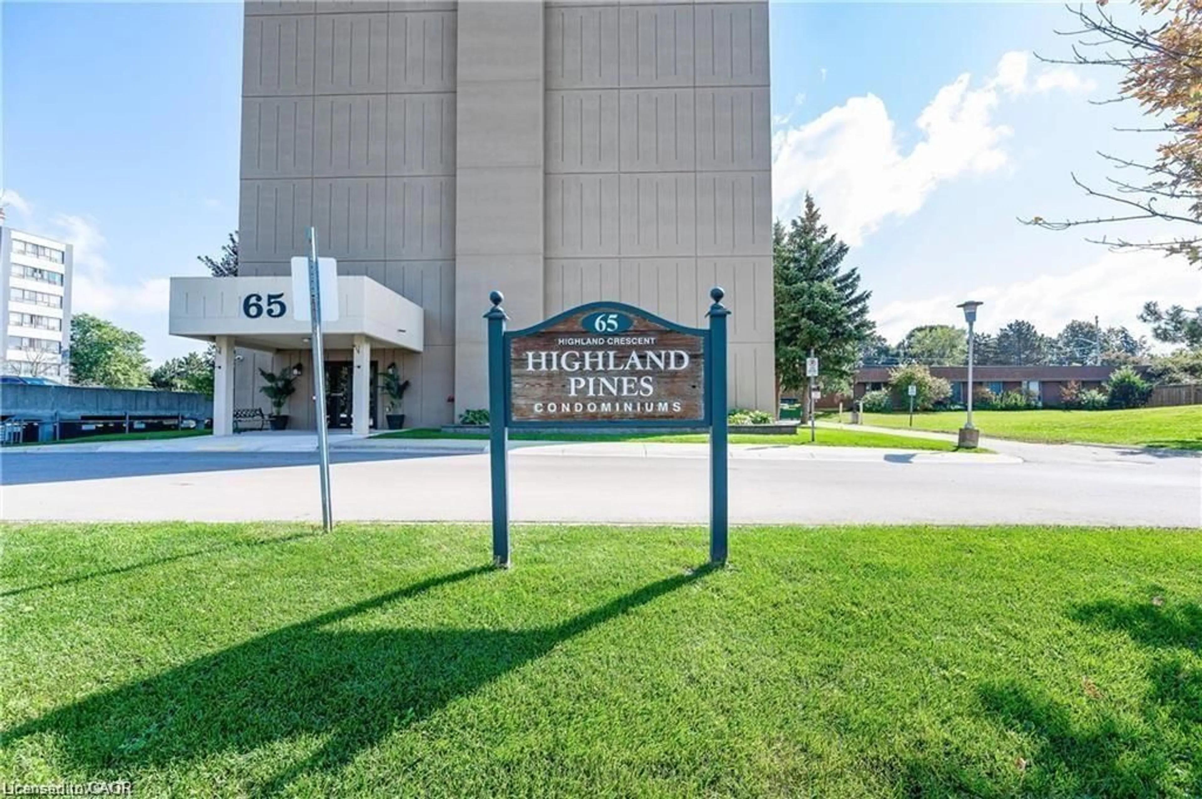 Indoor foyer for 65 Highland Cres #804, Kitchener Ontario N2M 5M8