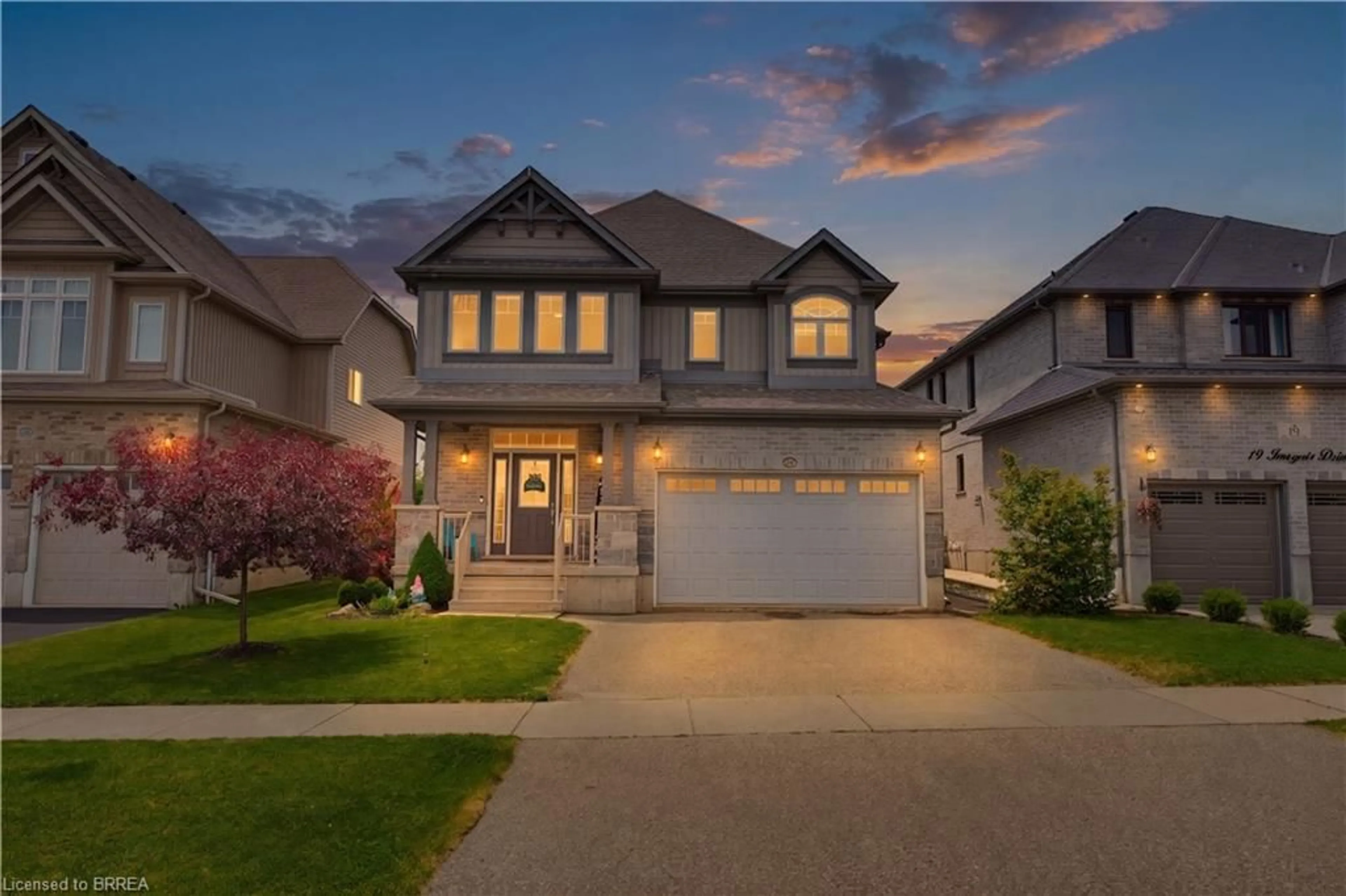 Home with vinyl exterior material, street for 21 Irongate Dr, Paris Ontario N3L 4G4