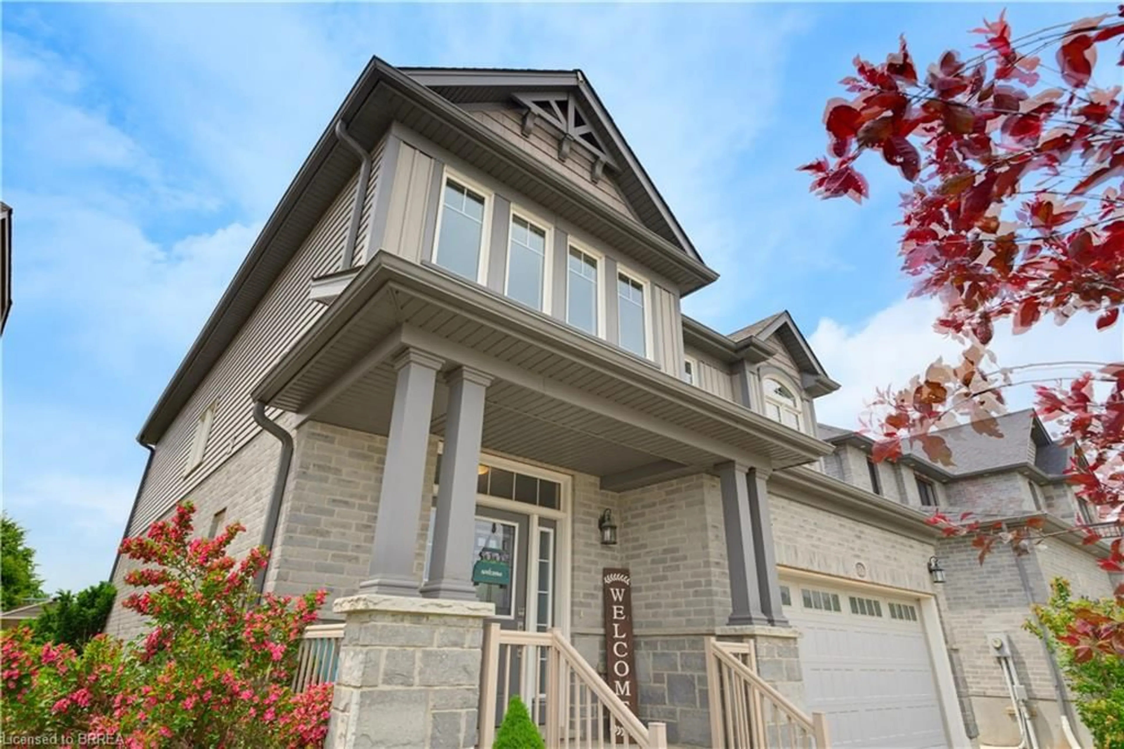 Home with vinyl exterior material, street for 21 Irongate Dr, Paris Ontario N3L 4G4