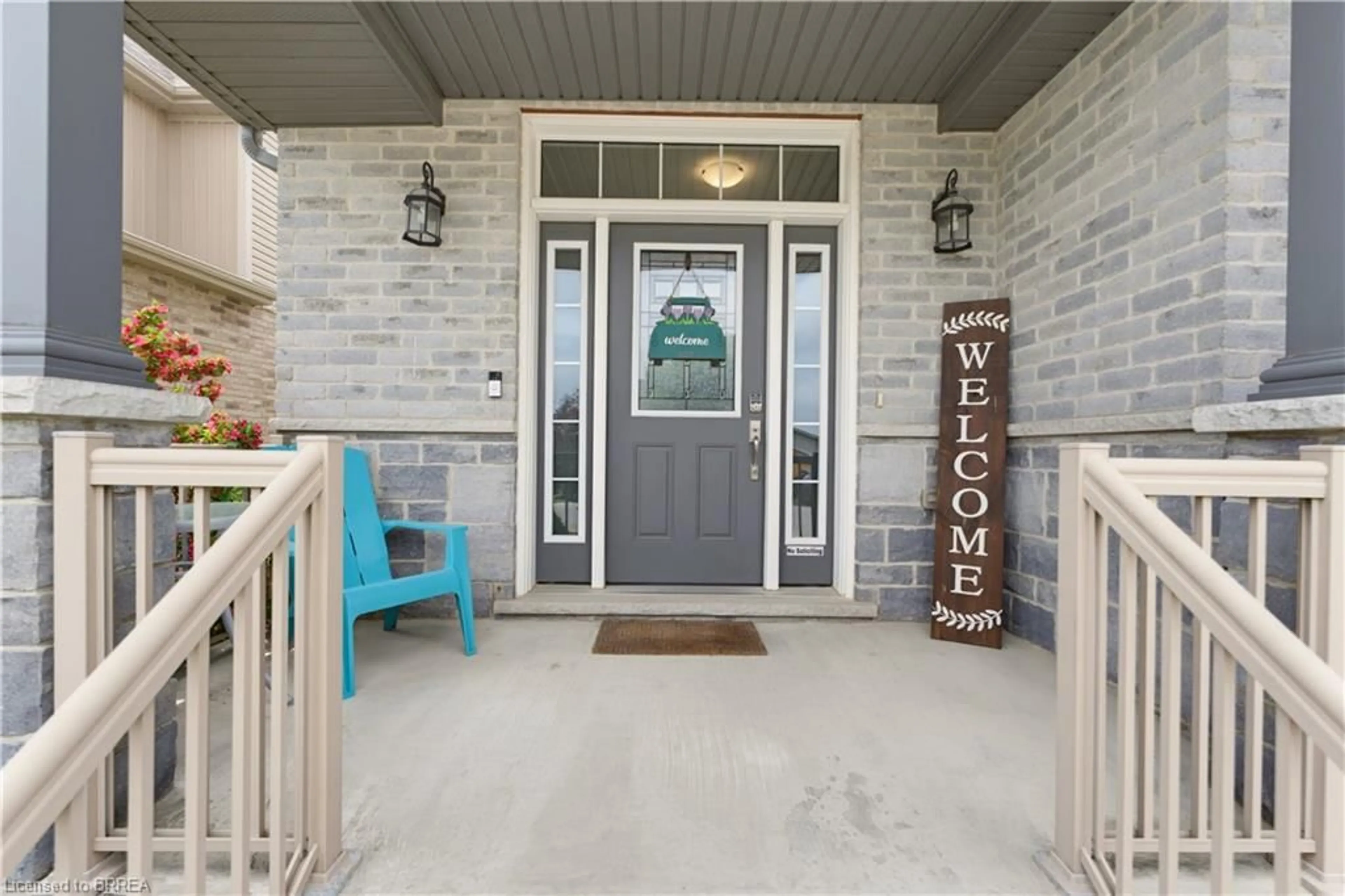 Indoor entryway for 21 Irongate Dr, Paris Ontario N3L 4G4