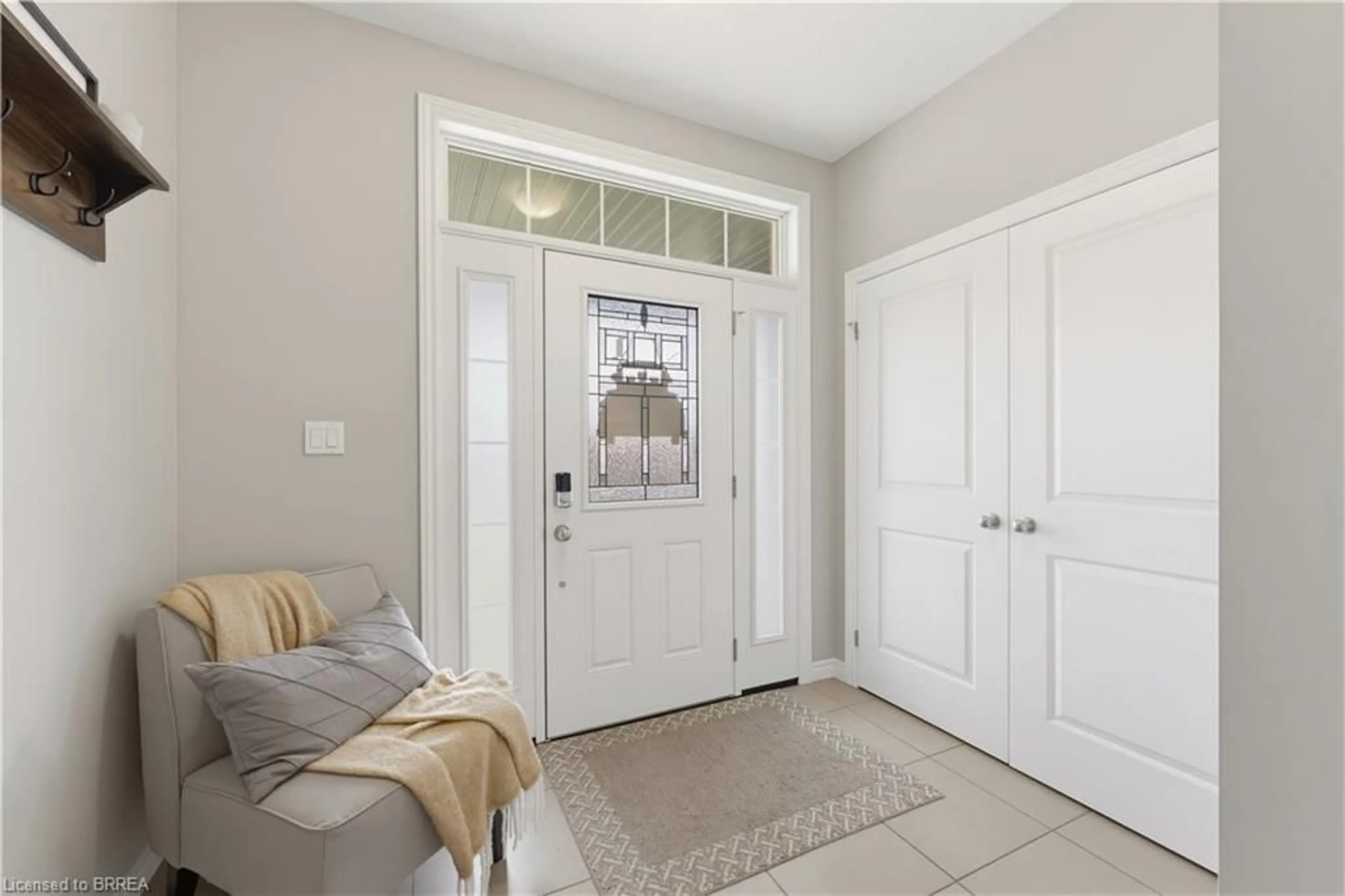 Indoor entryway for 21 Irongate Dr, Paris Ontario N3L 4G4