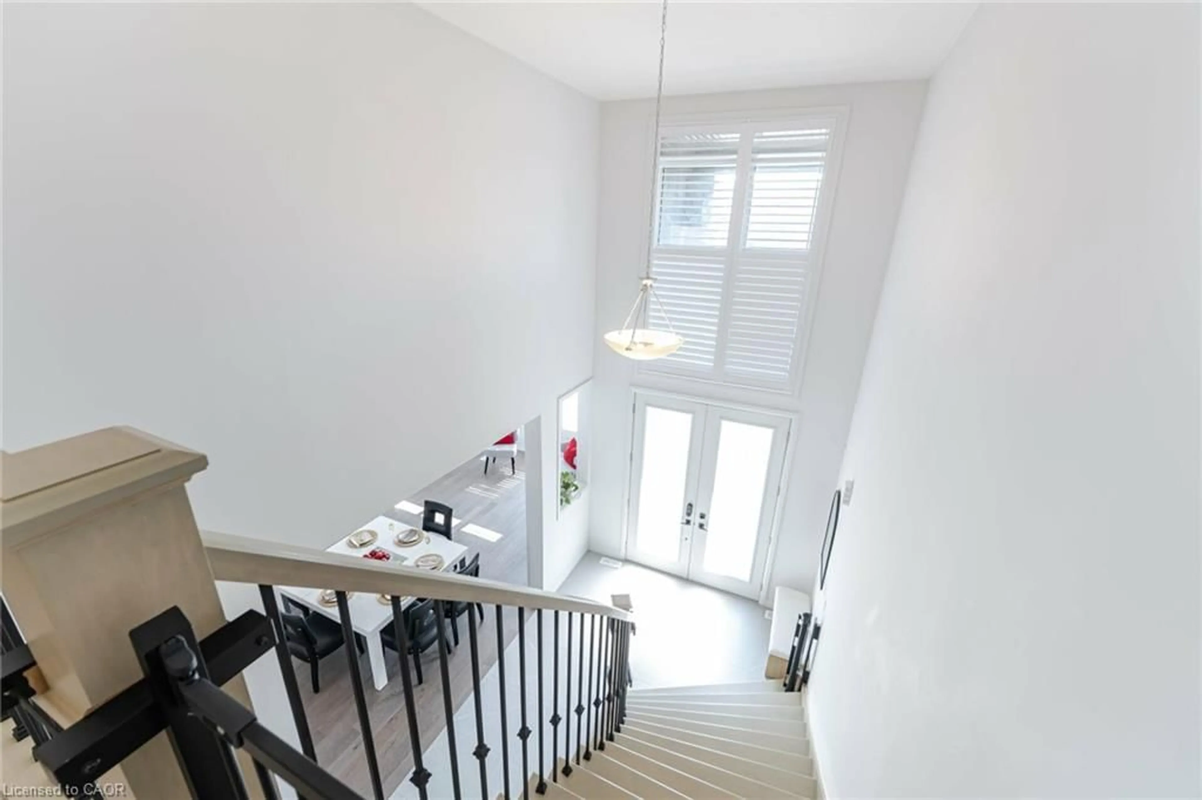 Indoor foyer for 127 Court Dr, Paris Ontario N3L 0L6