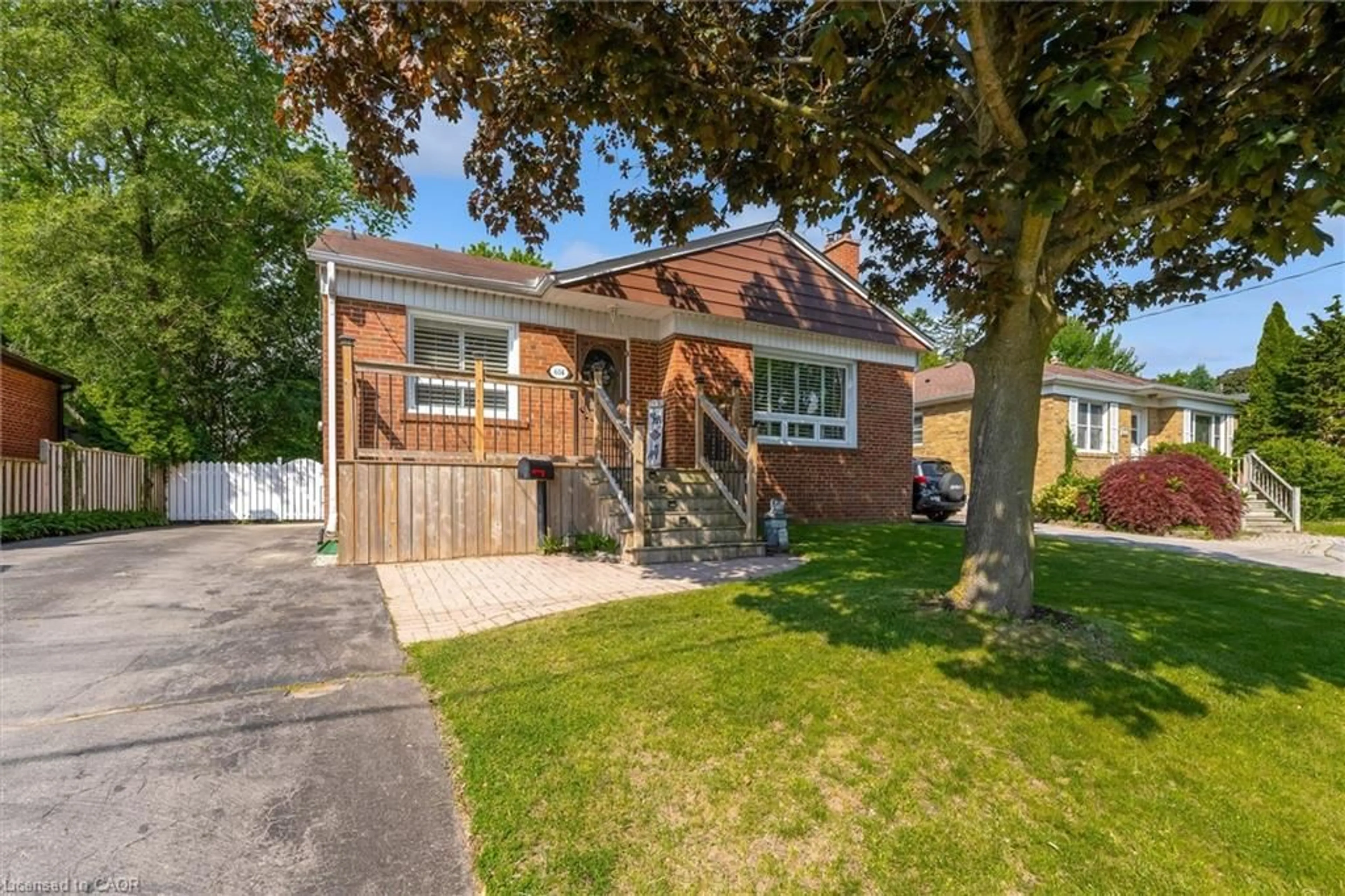 Home with brick exterior material, street for 614 Drury Lane, Burlington Ontario L7R 2X6