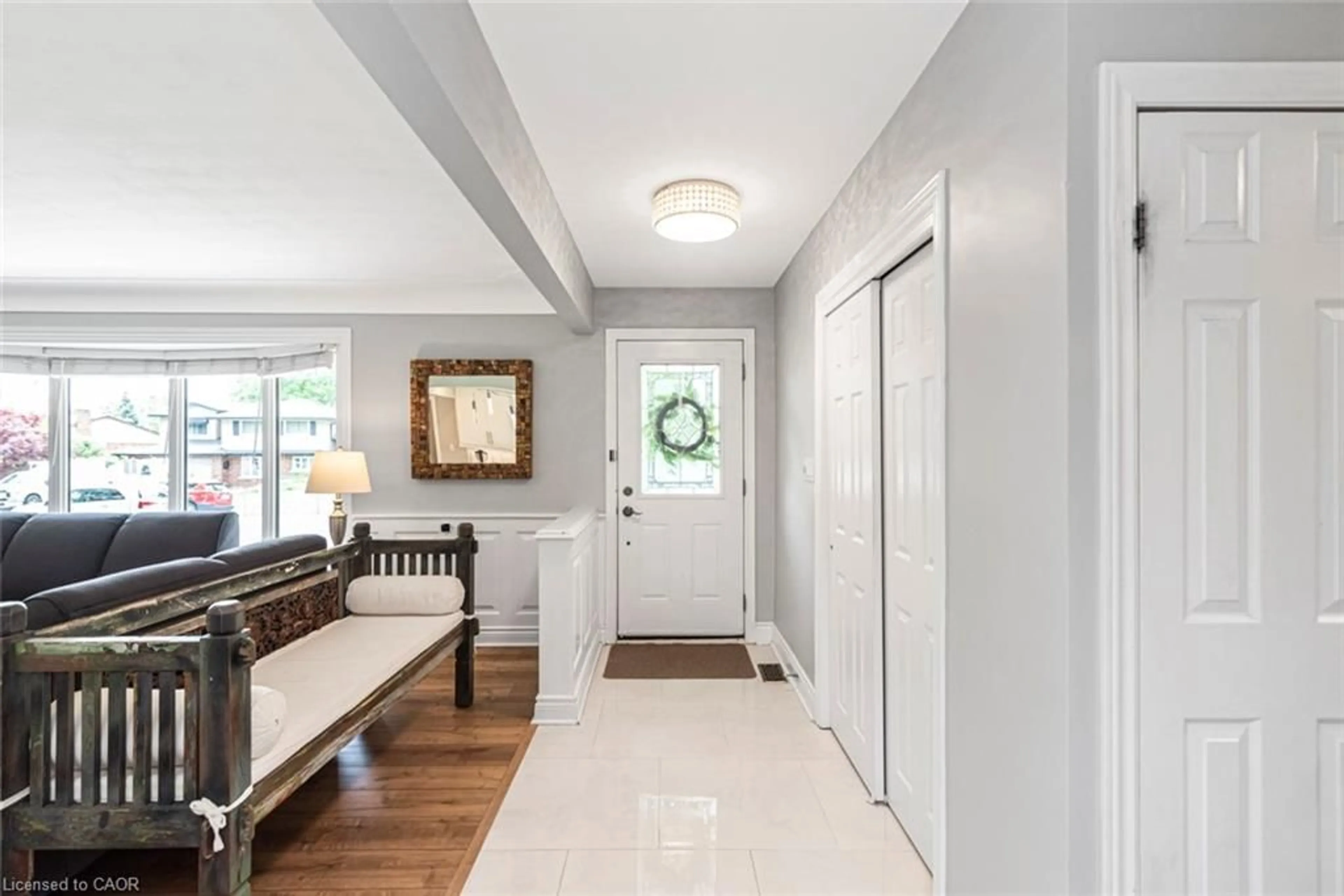 Indoor entryway for 149 Seneca Crt, Ancaster Ontario L9G 3C1