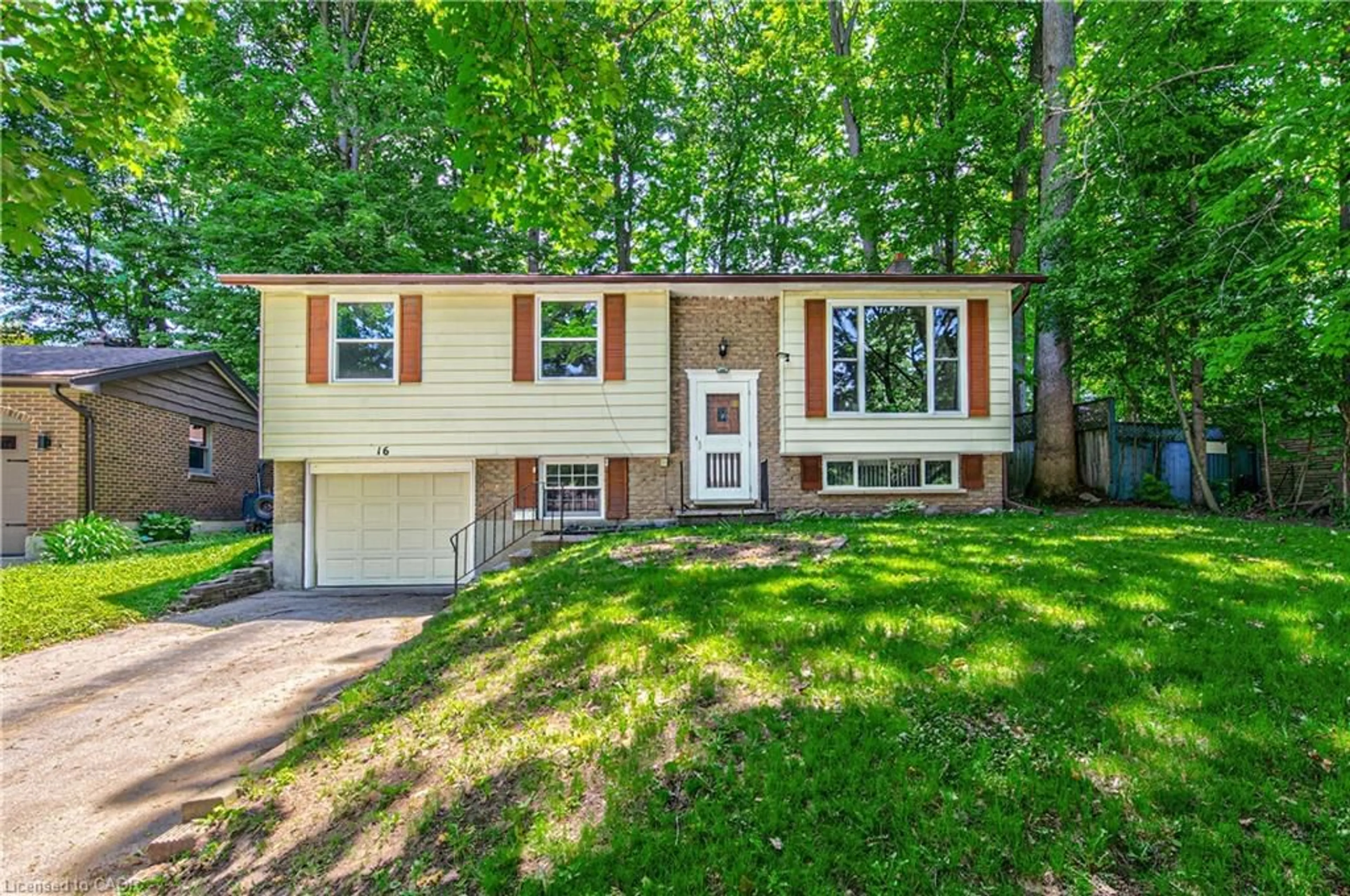 Home with vinyl exterior material, street for 16 Dogwood Pl, Cambridge Ontario N3C 2Z4