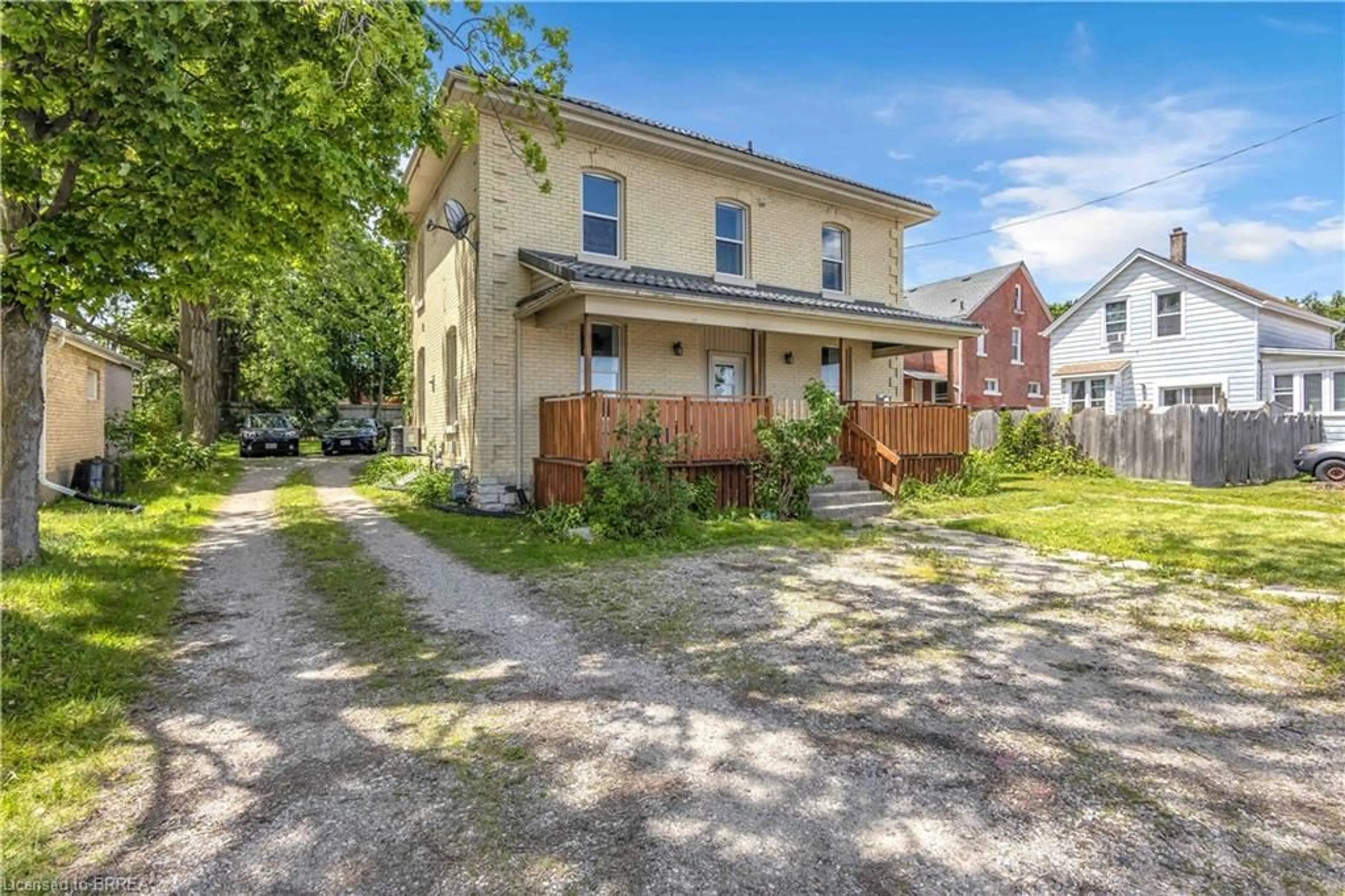 A pic from outside/outdoor area/front of a property/back of a property/a pic from drone, street for 34 Young St, Woodstock Ontario N4S 3L5