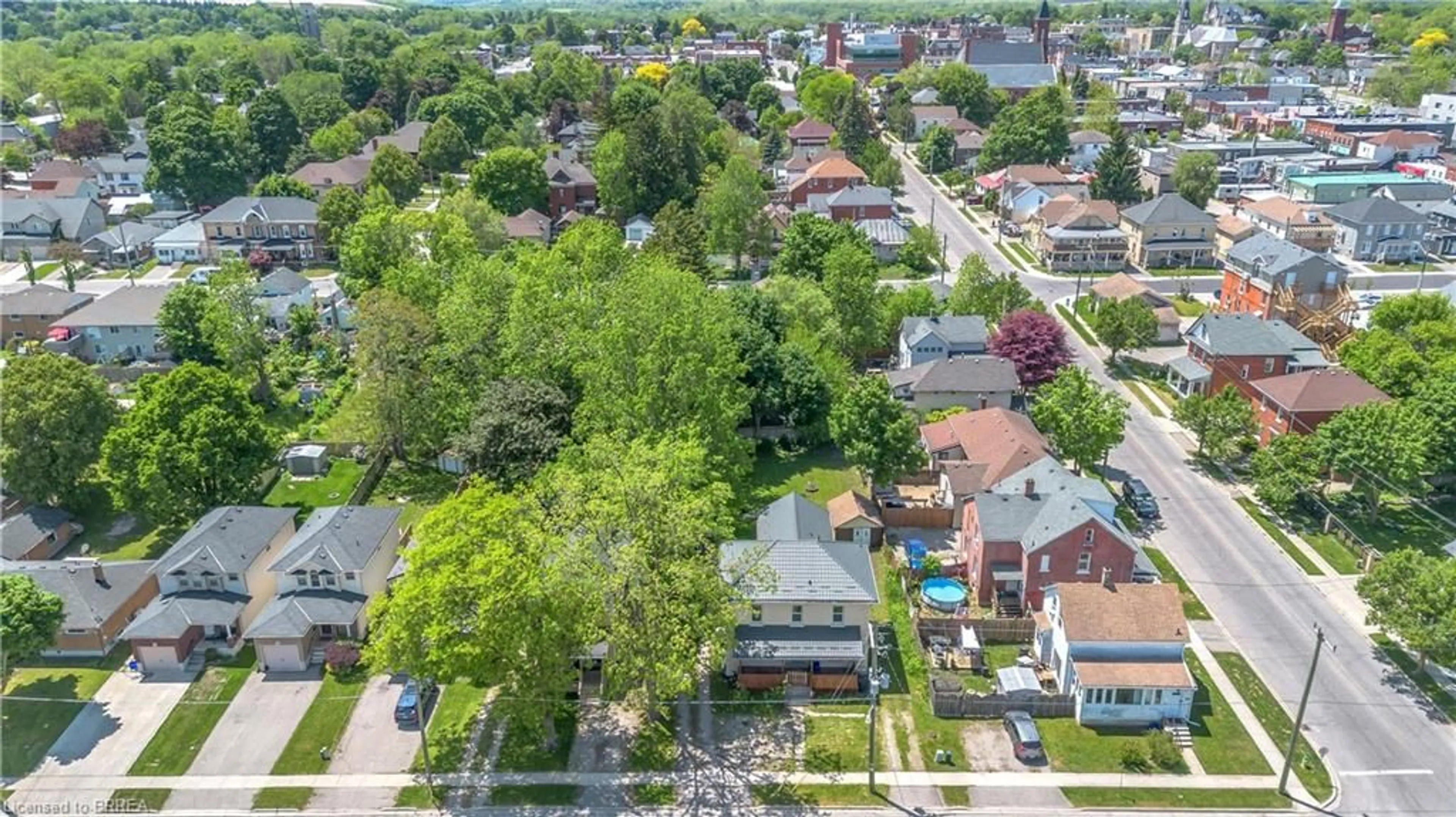 A pic from outside/outdoor area/front of a property/back of a property/a pic from drone, street for 34 Young St, Woodstock Ontario N4S 3L5