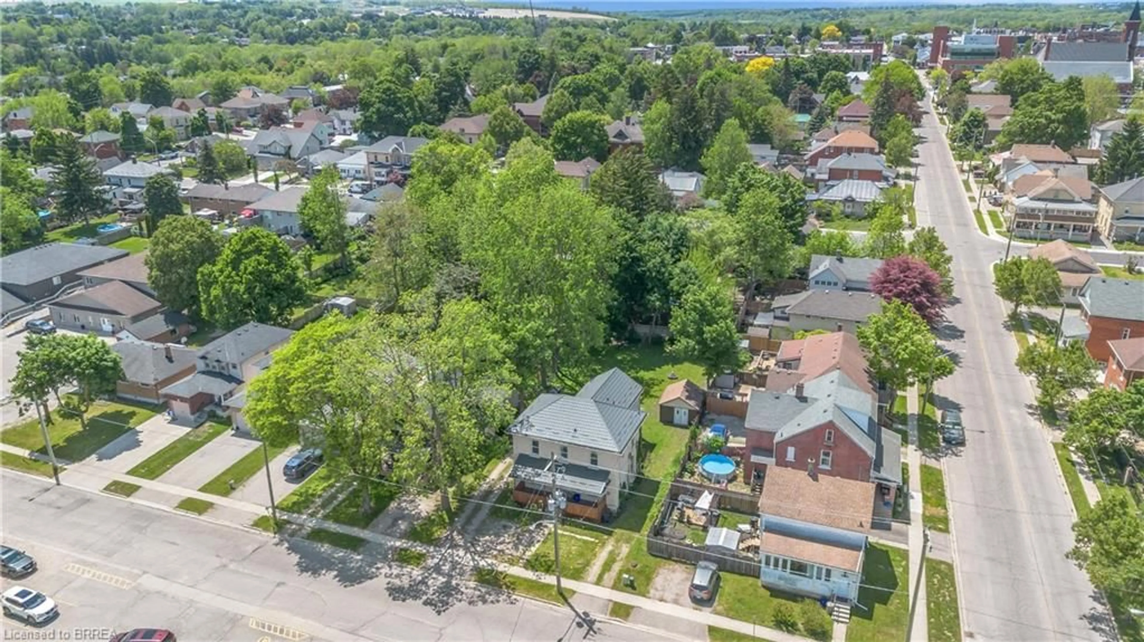 A pic from outside/outdoor area/front of a property/back of a property/a pic from drone, street for 34 Young St, Woodstock Ontario N4S 3L5
