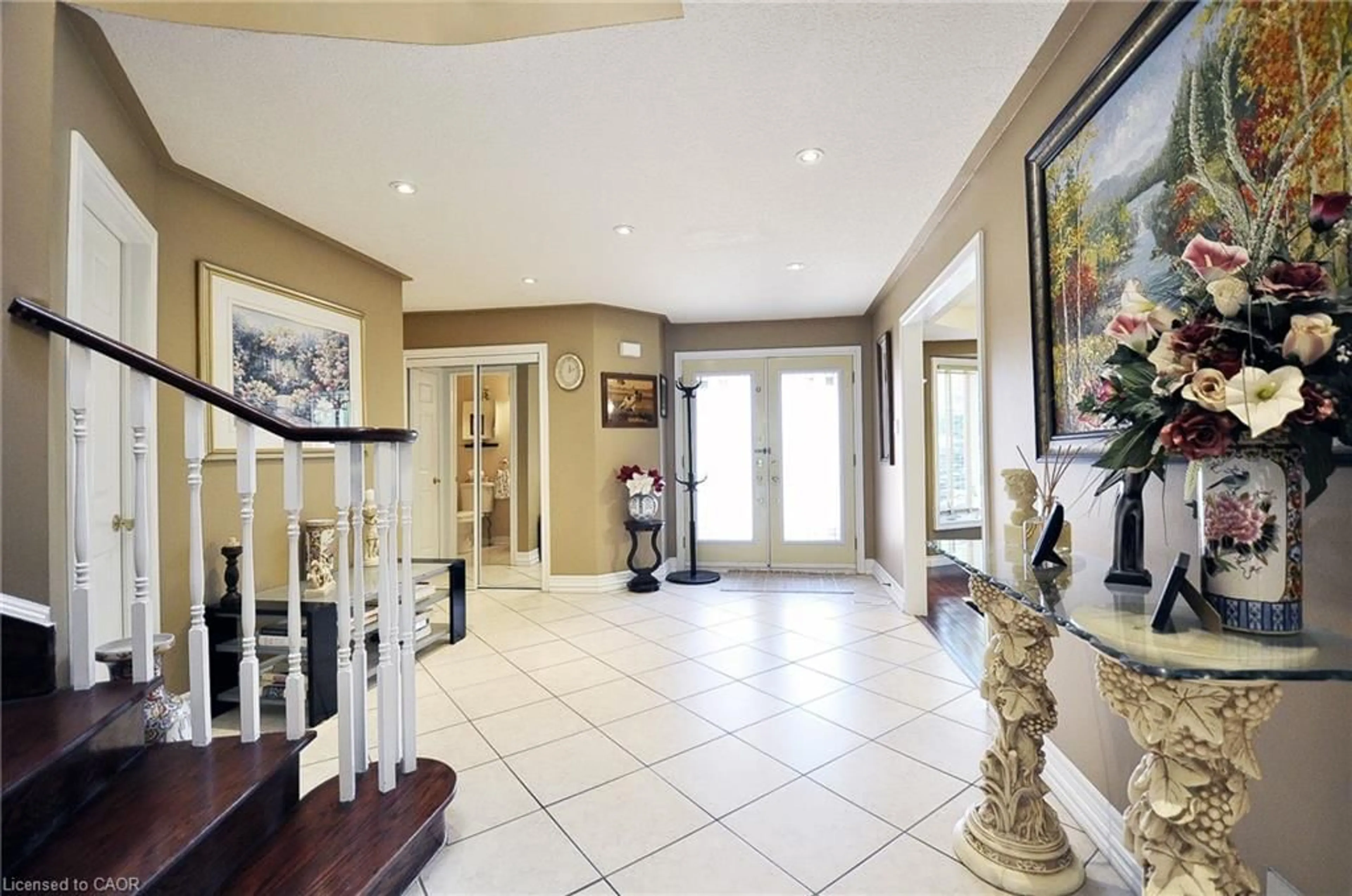 Indoor foyer for 39 Peregrine Cres, Cambridge Ontario N1T 1N9