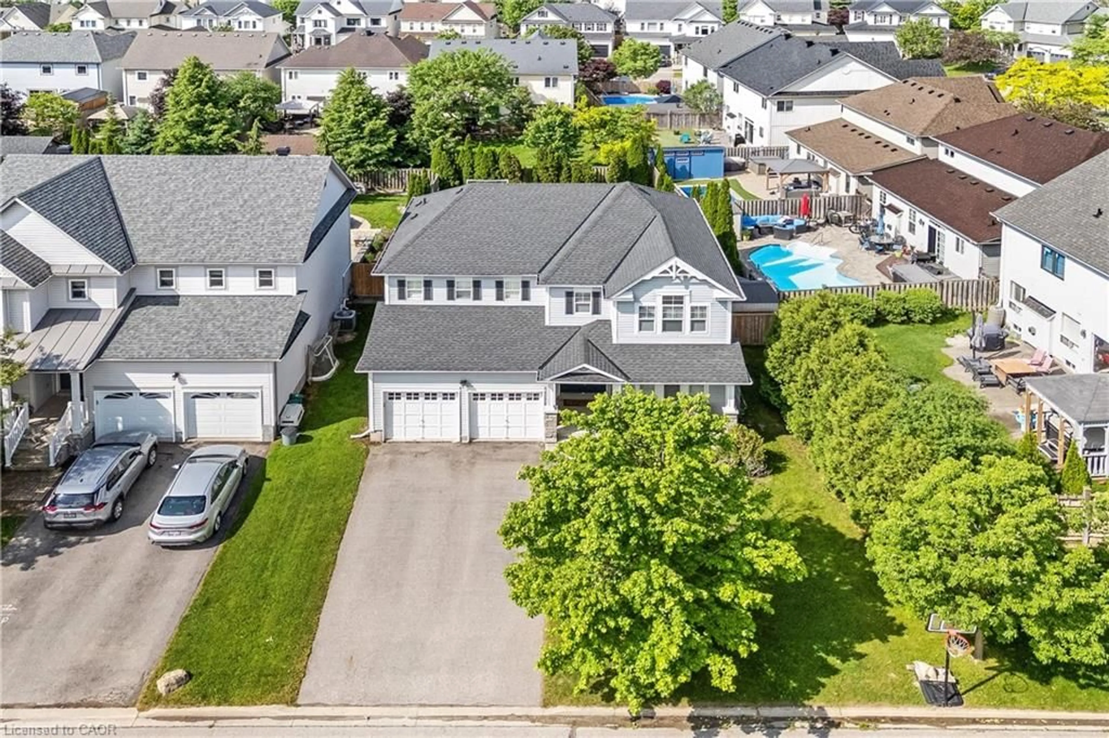 A pic from outside/outdoor area/front of a property/back of a property/a pic from drone, street for 28 Brown's Cres, Halton Hills Ontario L7J 3A4