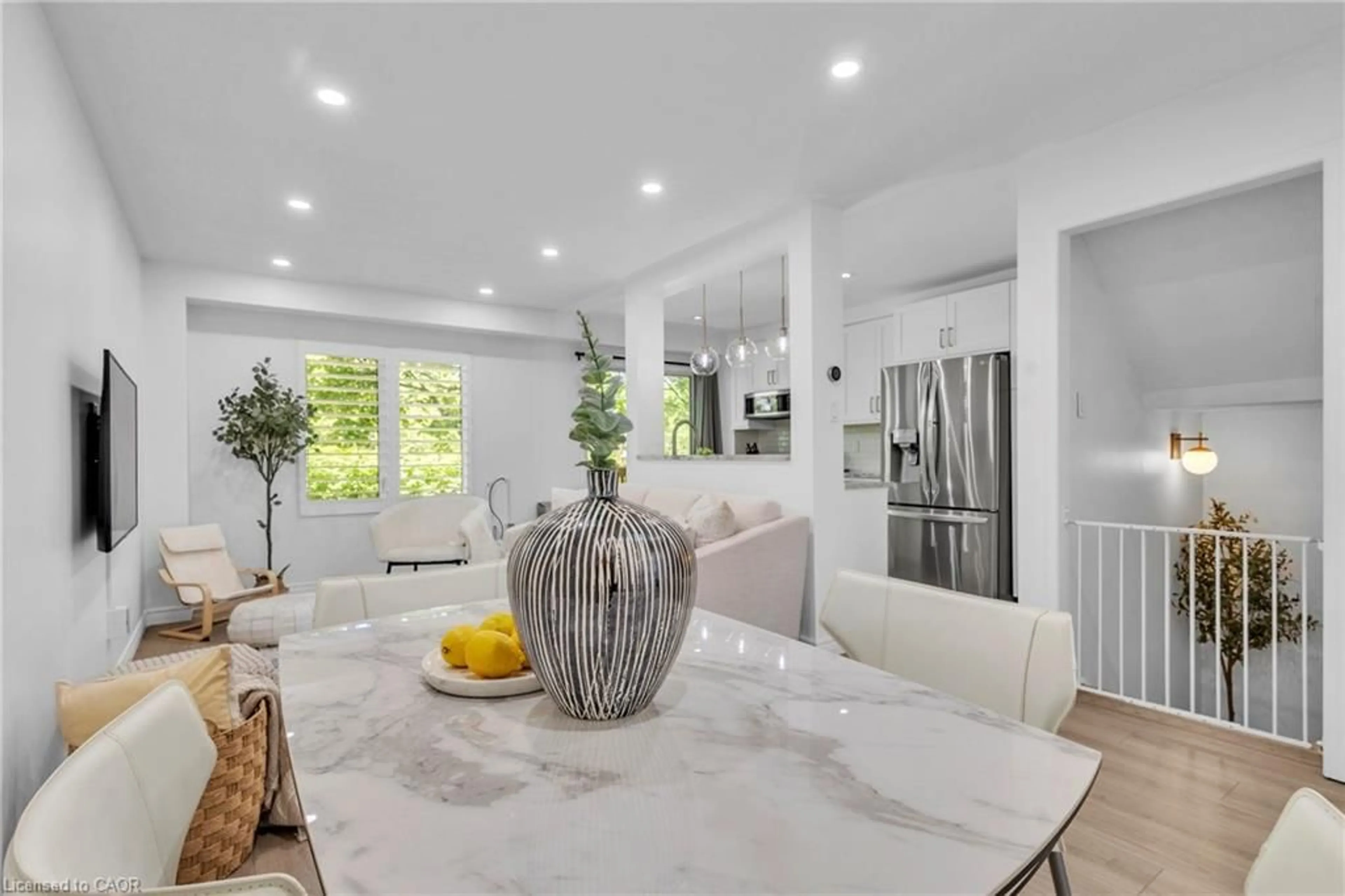 Open concept kitchen, ceramic/tile floor for 1484 Torrington Dr #62, Mississauga Ontario L5V 1Y2