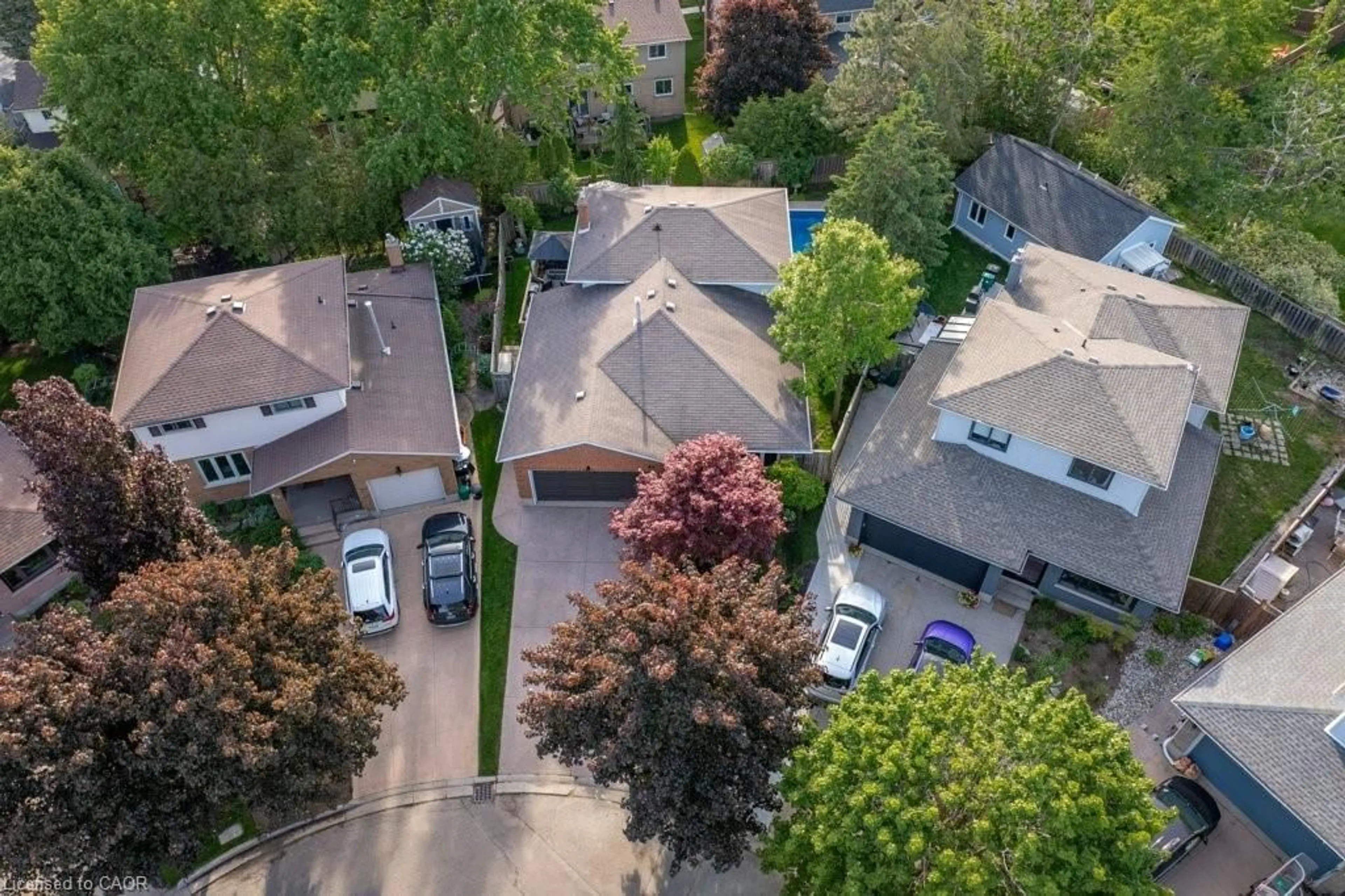 A pic from outside/outdoor area/front of a property/back of a property/a pic from drone, street for 44 Windermere Crt, Kitchener Ontario N2N 2W4