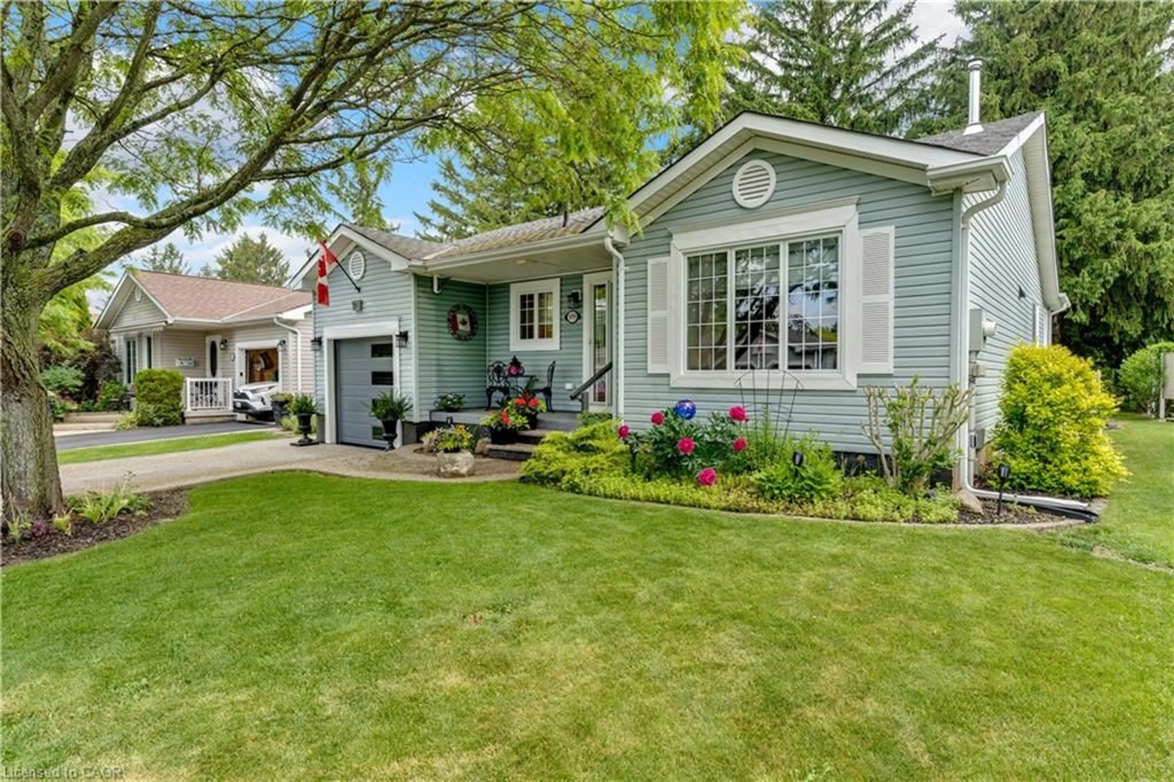 Home with vinyl exterior material, street for 109 Glenariff Dr, Freelton Ontario L8B 1A5