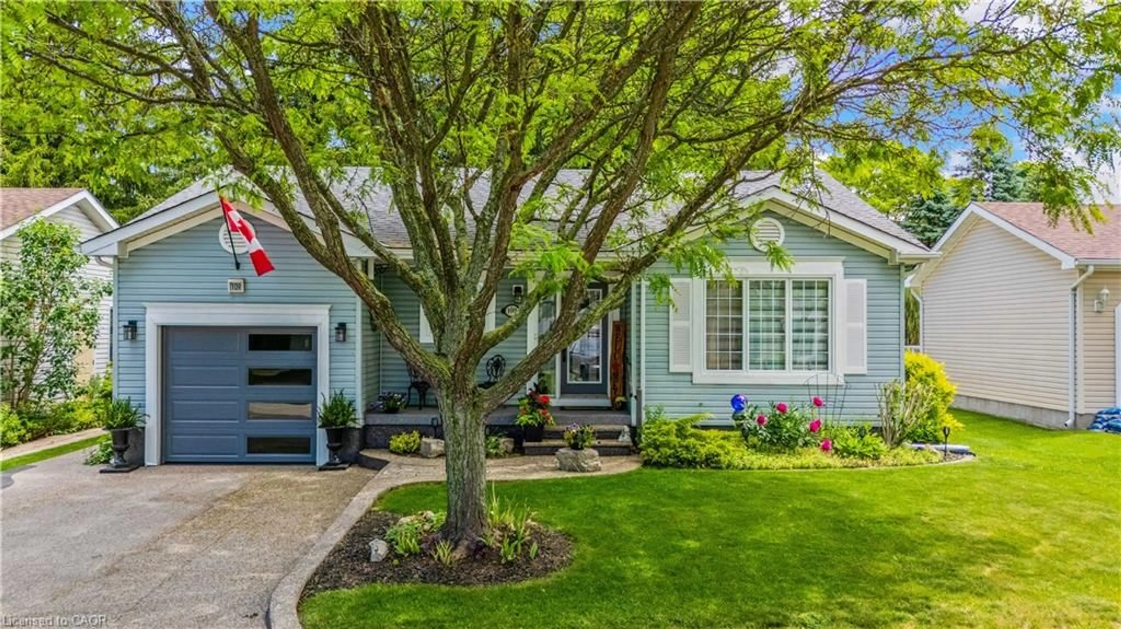 Home with vinyl exterior material, street for 109 Glenariff Dr, Freelton Ontario L8B 1A5