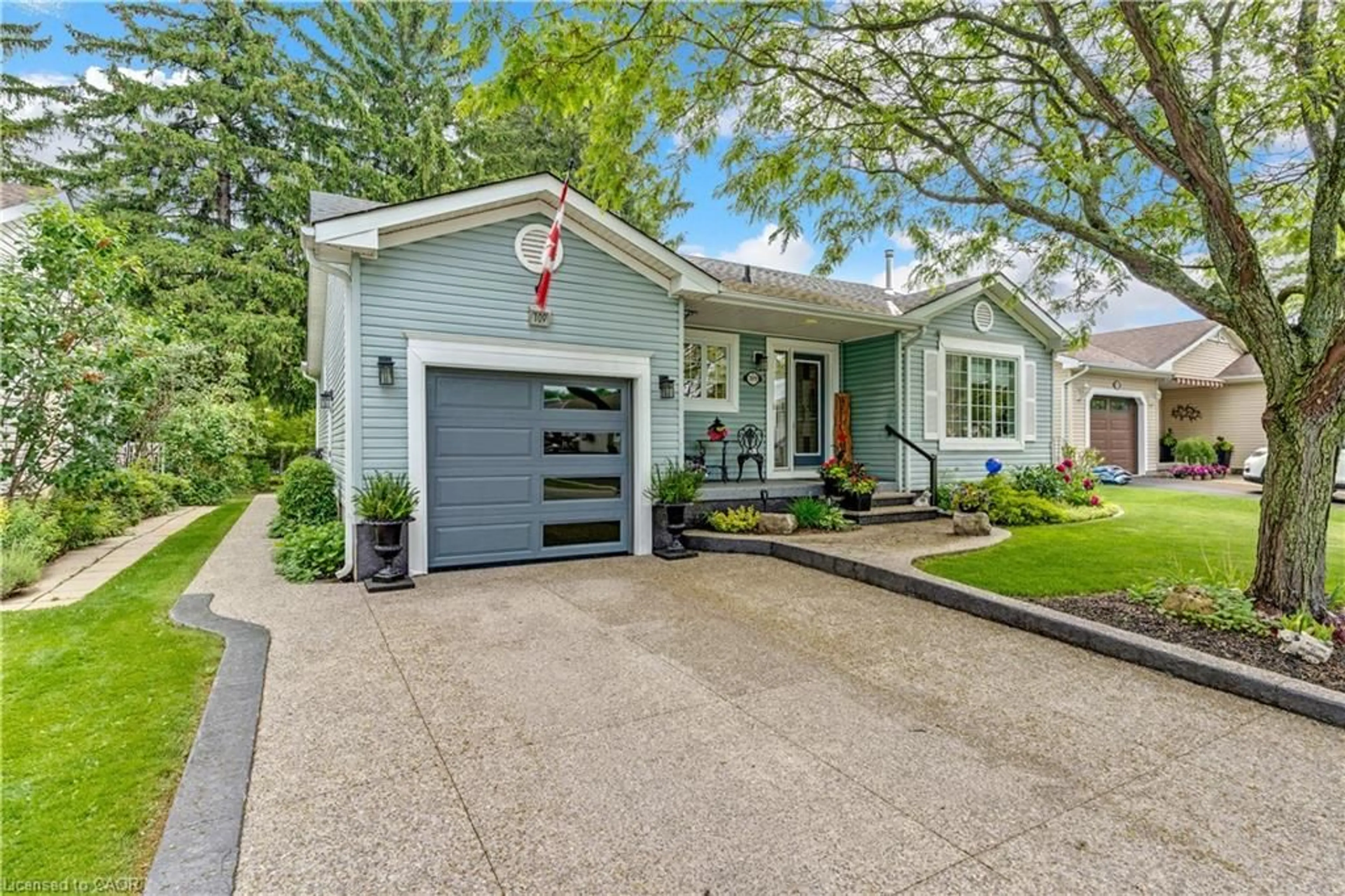 Home with vinyl exterior material, street for 109 Glenariff Dr, Freelton Ontario L8B 1A5