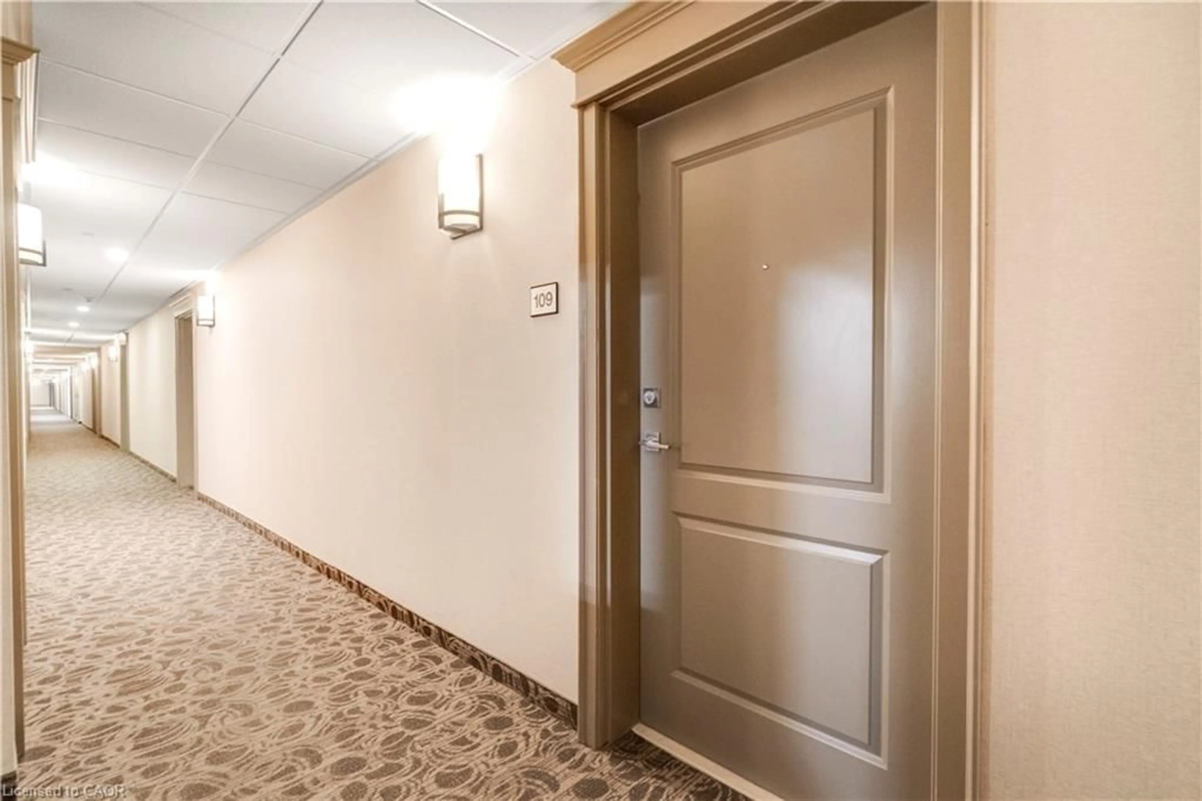 Indoor foyer for 125 Shoreview Pl #109, Stoney Creek Ontario L8E 0K3