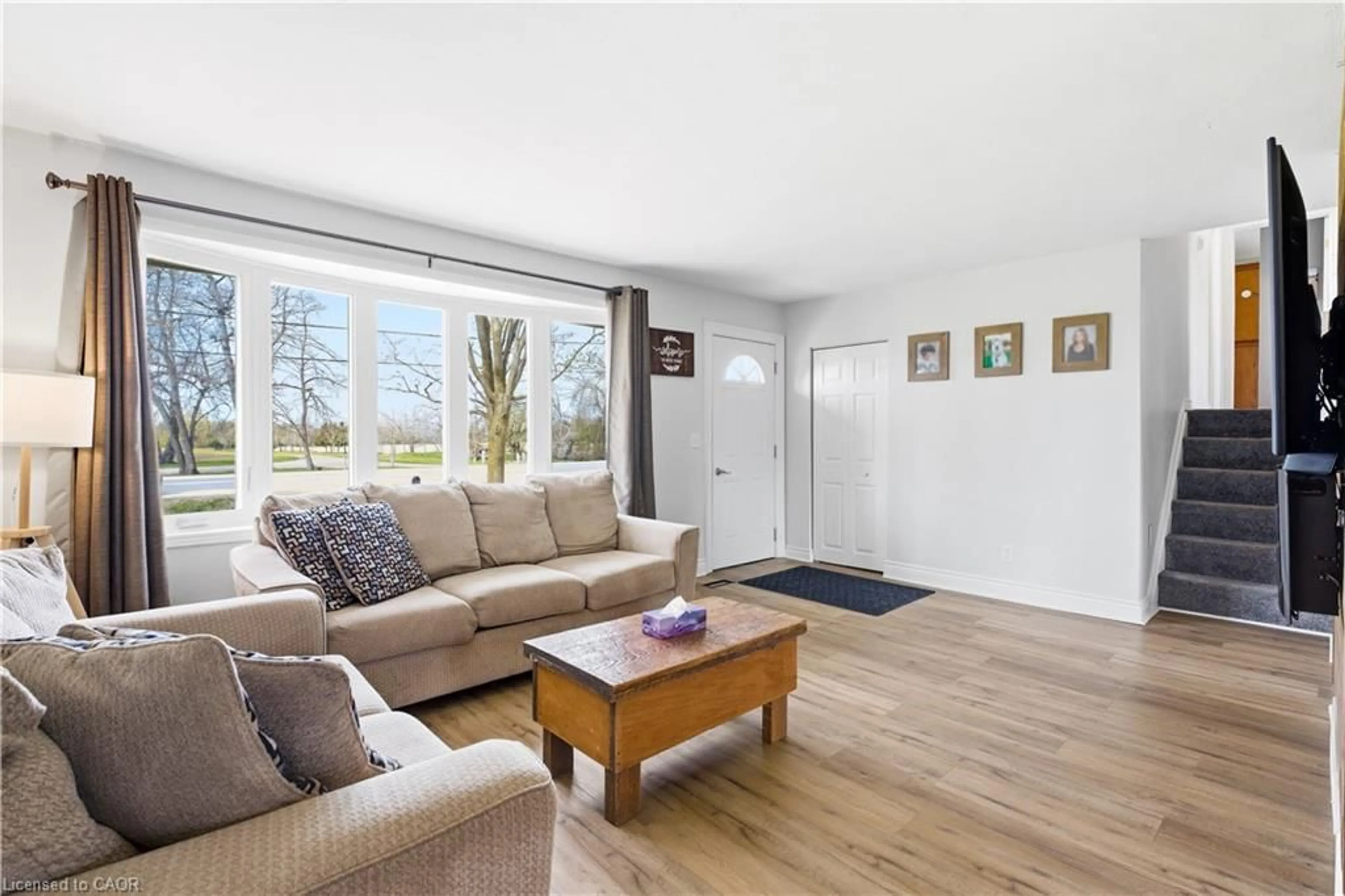 Living room with furniture, wood/laminate floor for 160 Wellington Road 7, Elora Ontario N0B 1S0