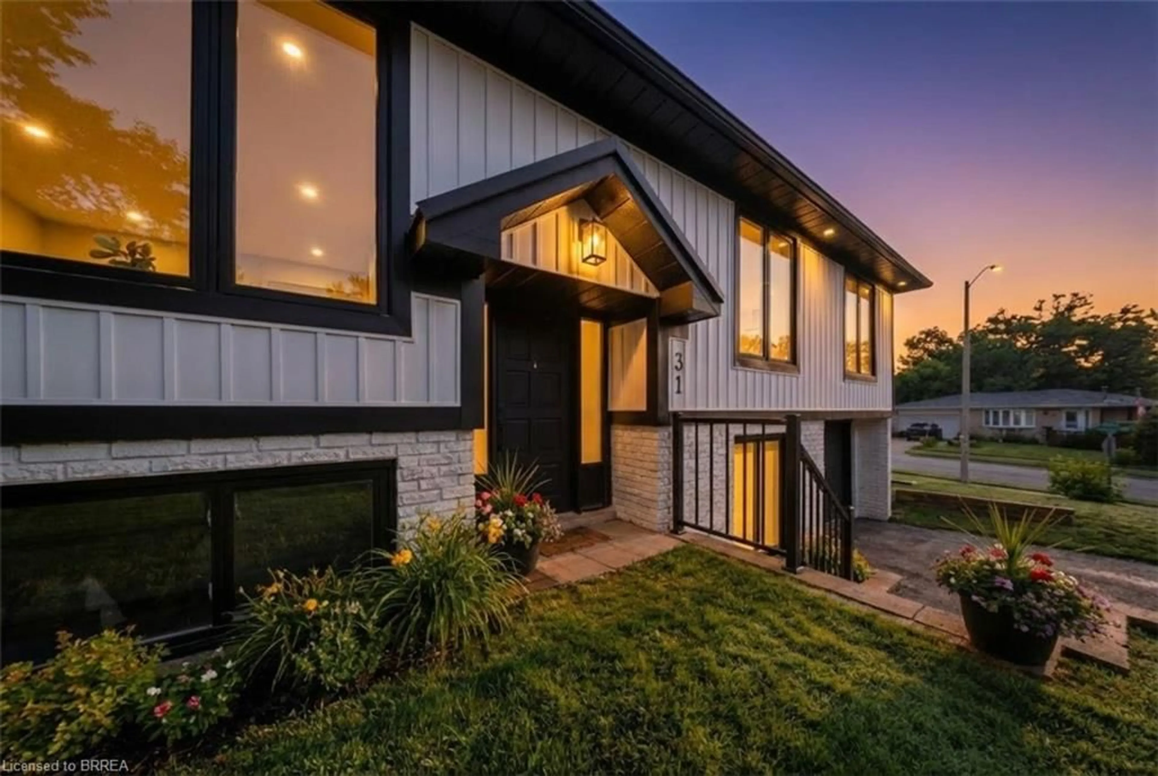Home with brick exterior material, street for 31 Hillcrest Ave, Brantford Ontario N3T 5Z2