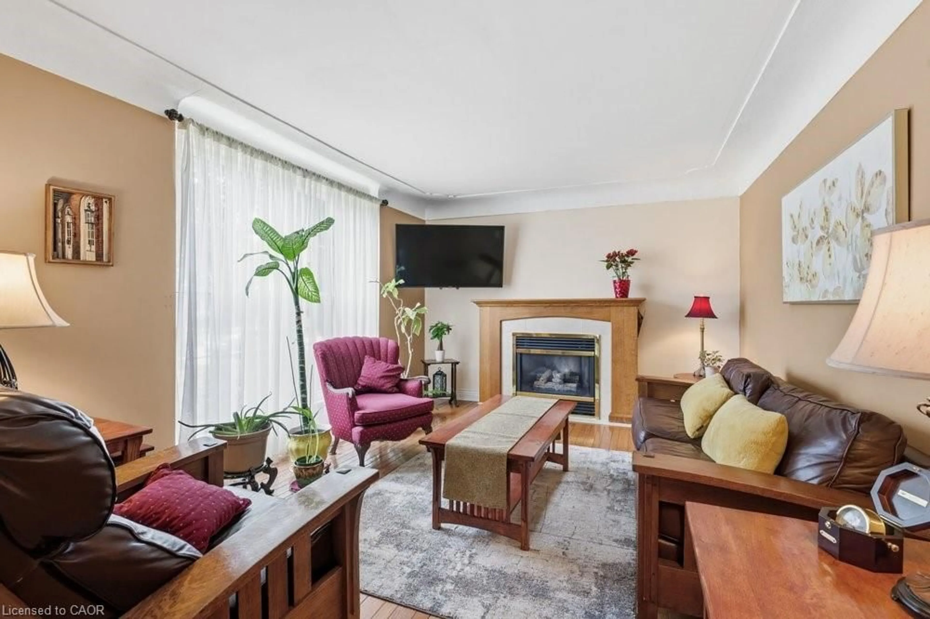 Living room with furniture, unknown for 96 First St, Stoney Creek Ontario L8G 1Y4