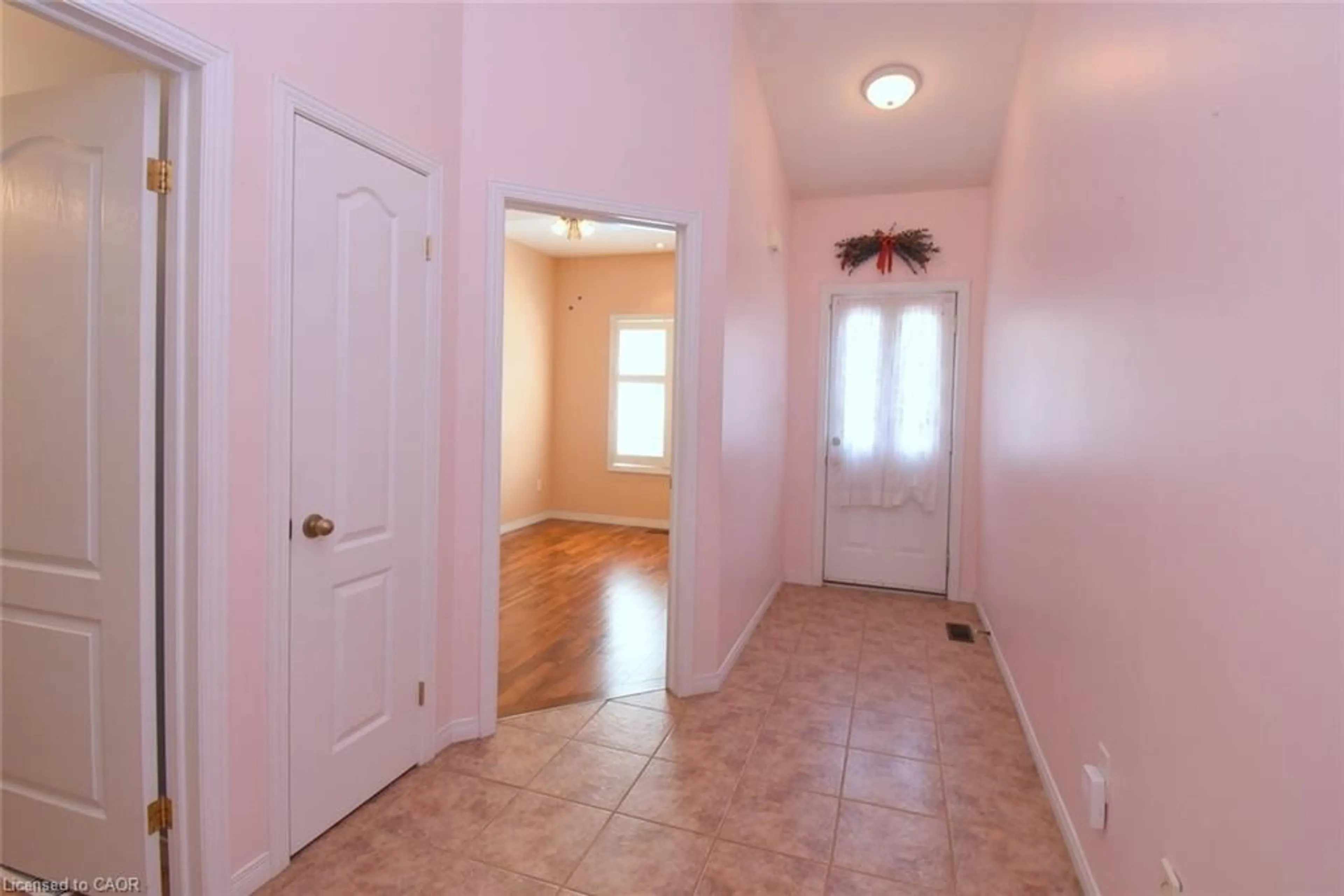 Indoor entryway for 566 Southridge Dr #61, Hamilton Ontario L9C 7W5