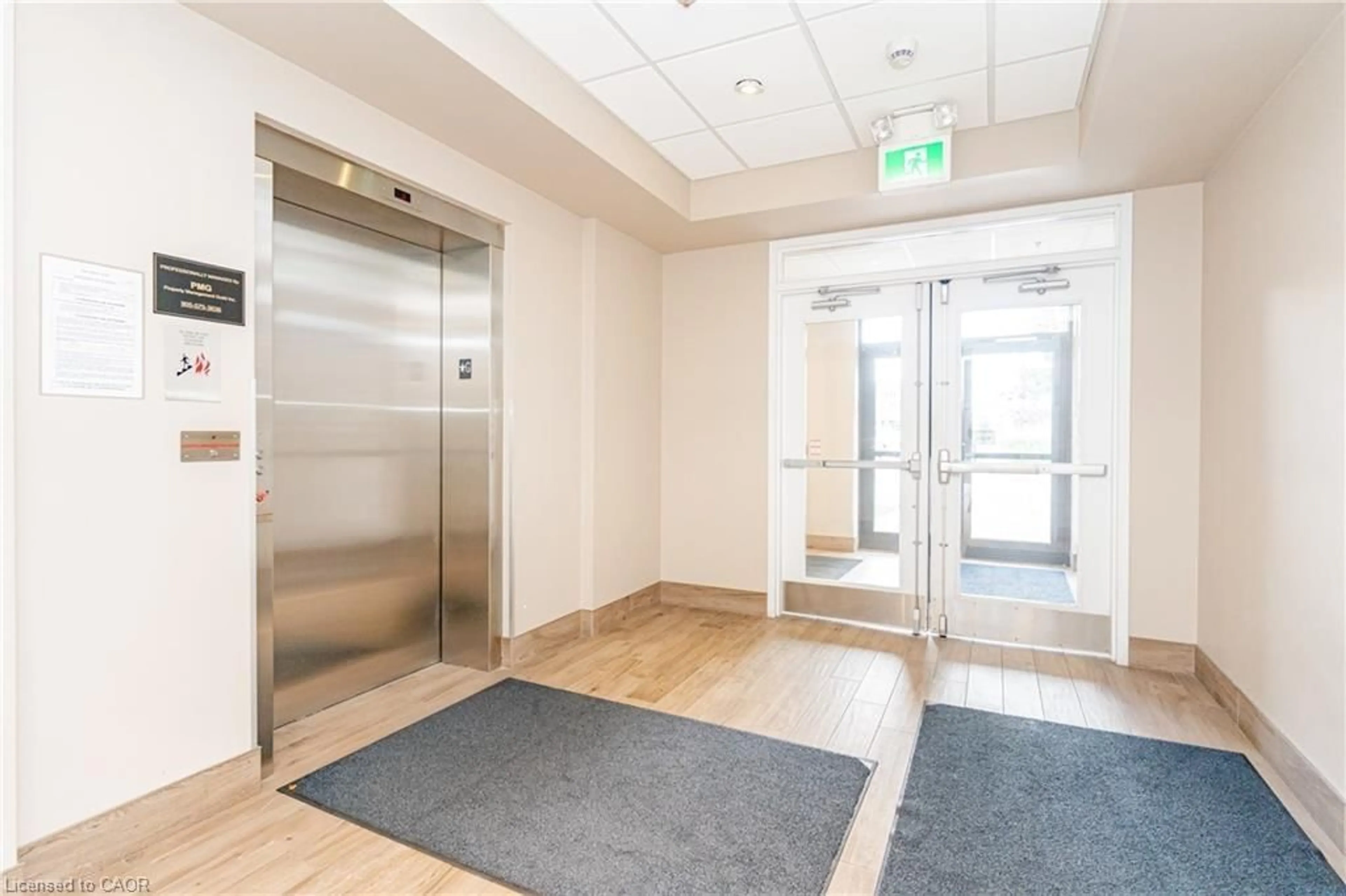 Indoor foyer for 170 Rockhaven Lane #312, Waterdown Ontario L8B 1B5