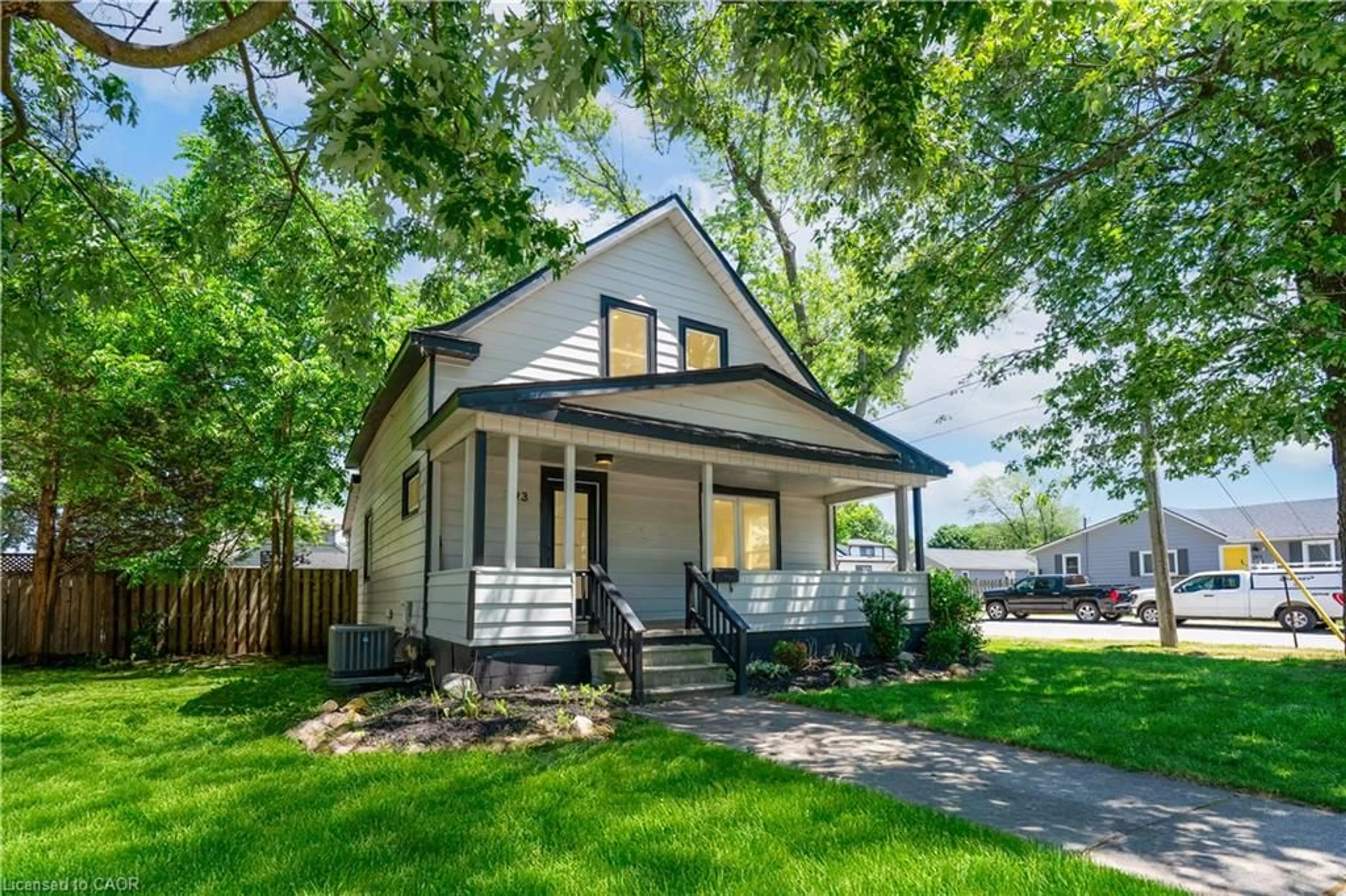 Home with vinyl exterior material, street for 793 Steele St, Port Colborne Ontario L3K 4Z5