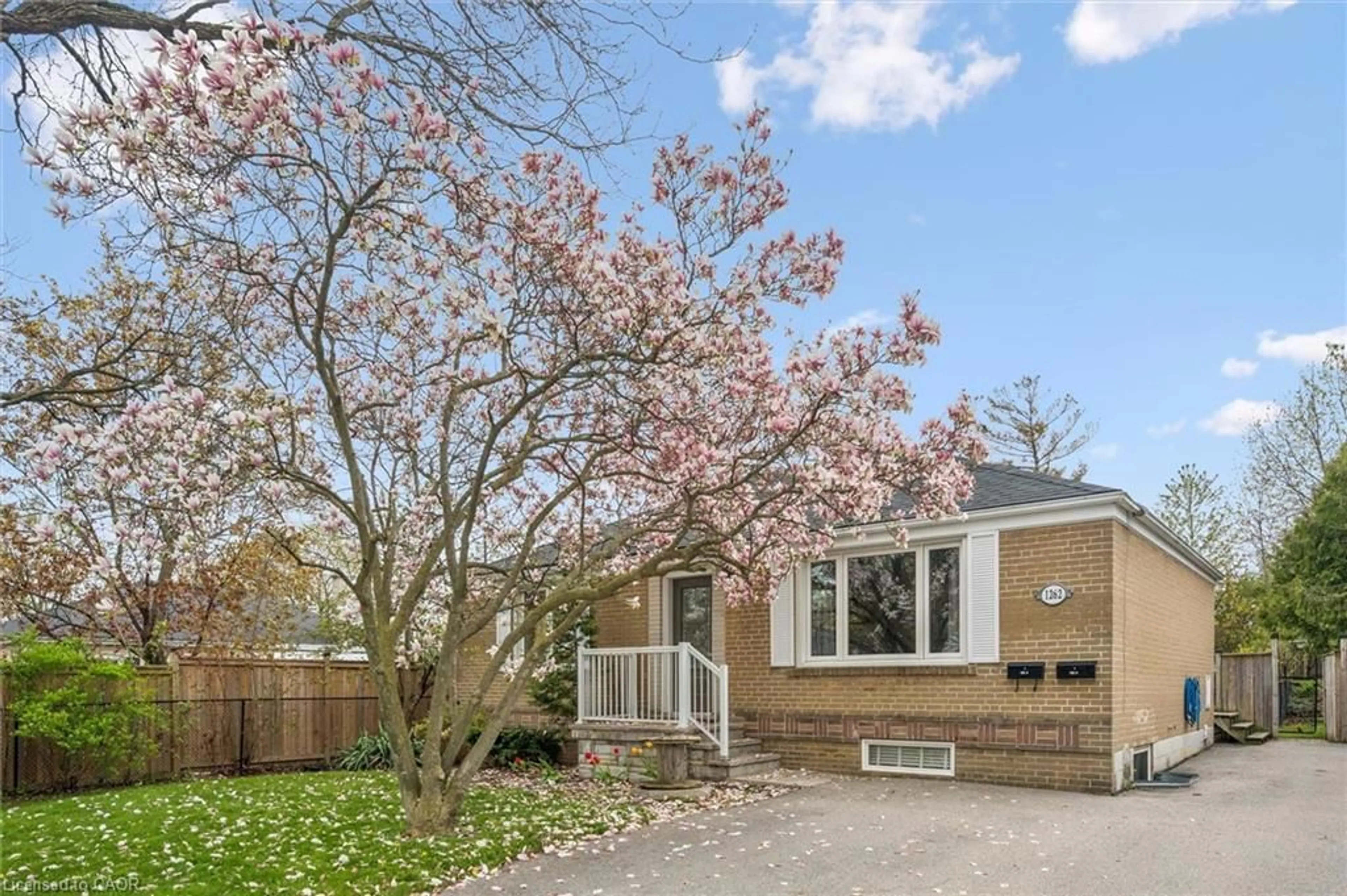 Home with brick exterior material, street for 1262 Homewood Dr, Burlington Ontario L7P 2M6