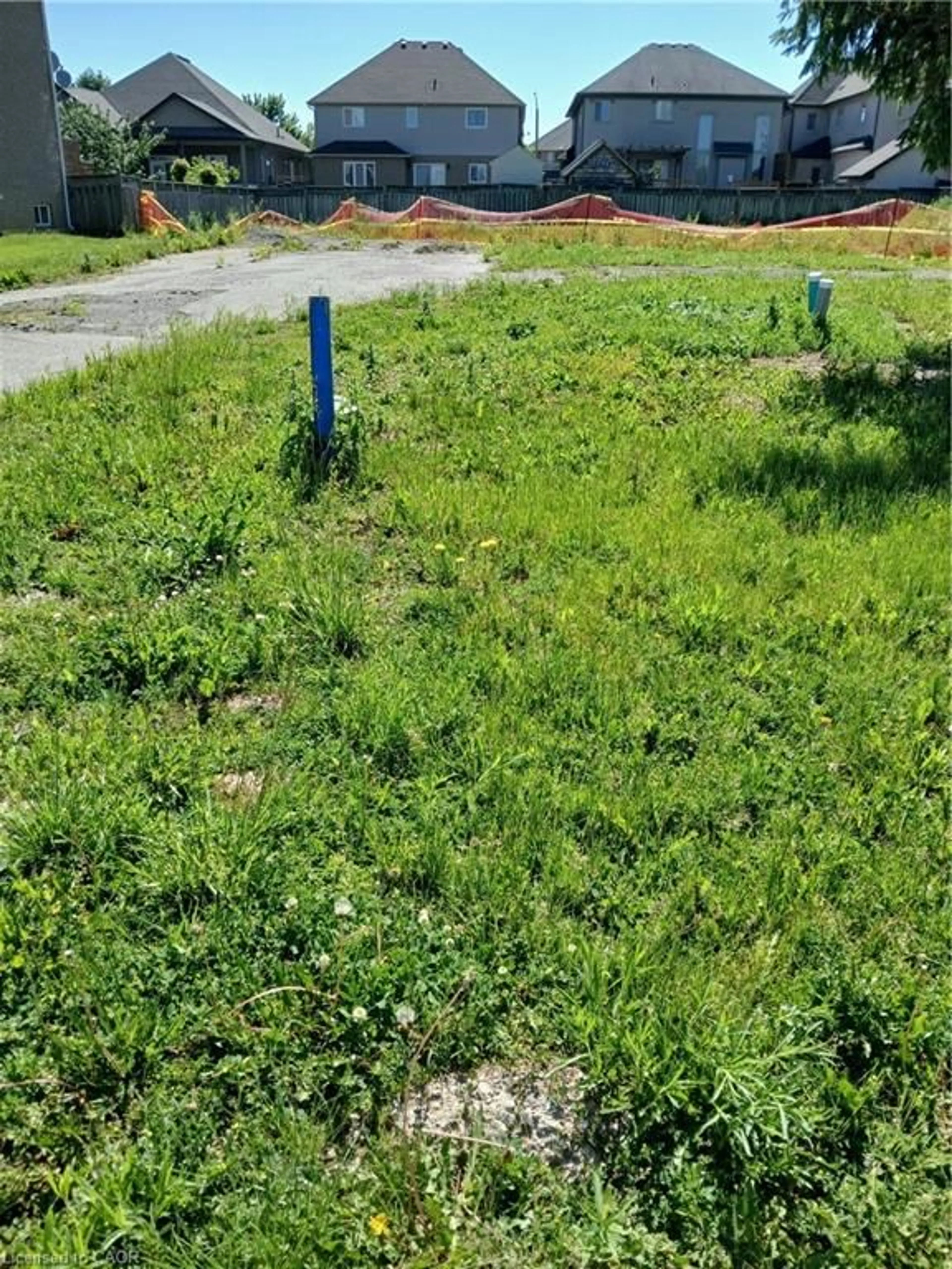 A pic from outside/outdoor area/front of a property/back of a property/a pic from drone, street for 28 Second Rd, Stoney Creek Ontario L8J 2V3