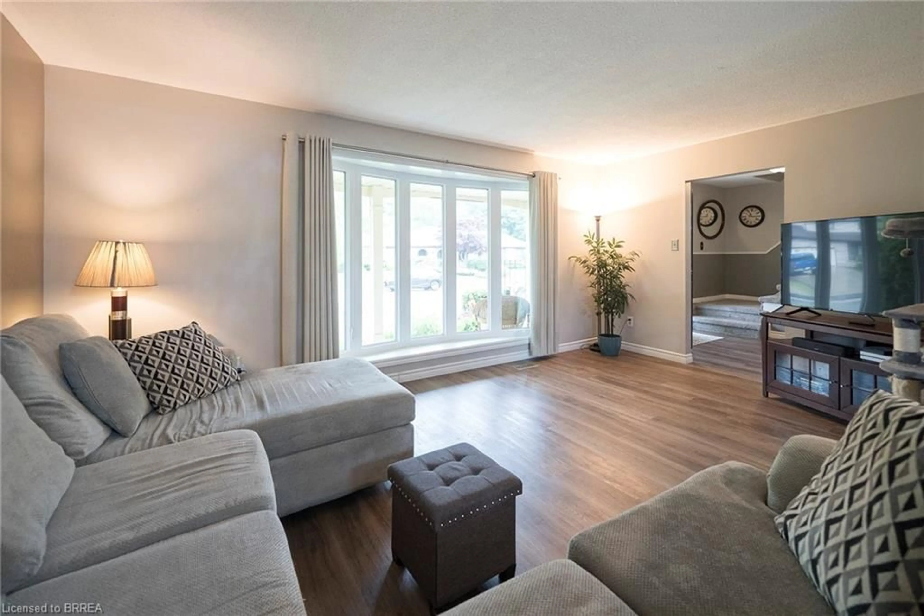 Living room with furniture, wood/laminate floor for 118 Greenfield Rd, Brantford Ontario N3R 7C8