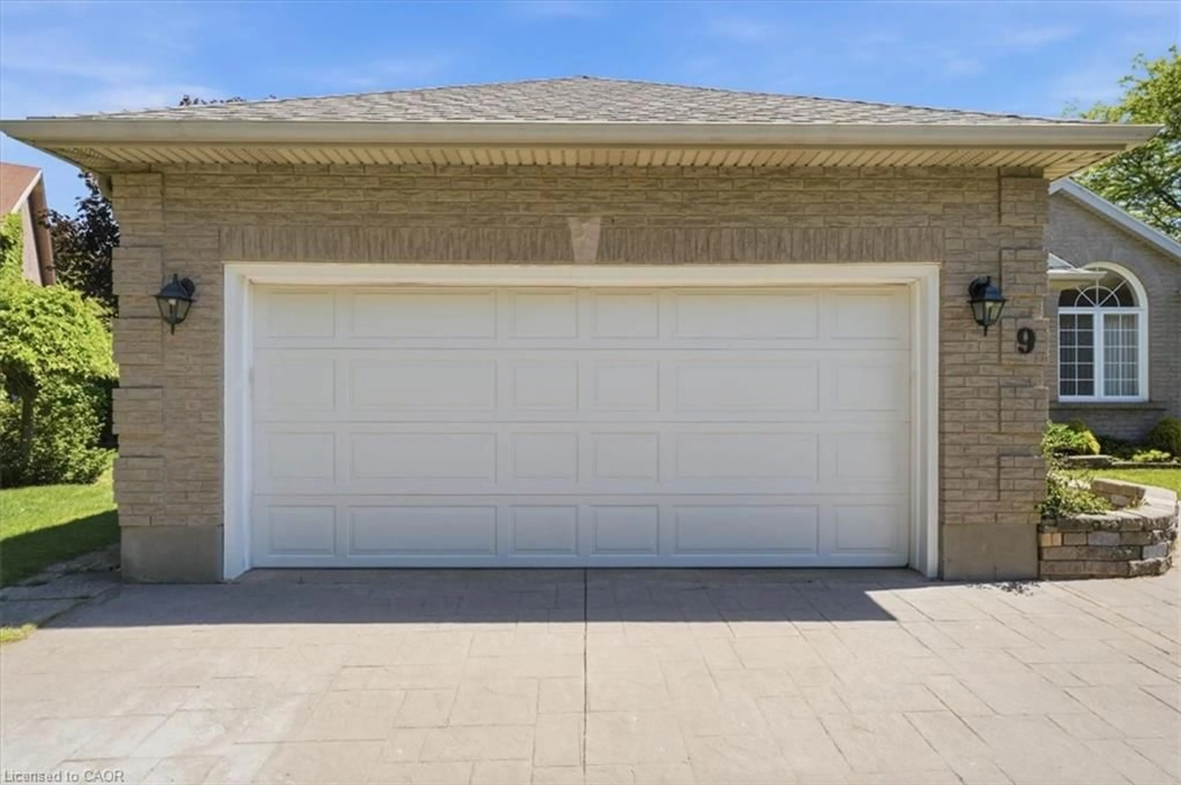 Indoor garage for 9 Evelyn Crt, Fonthill Ontario L3E 0R7