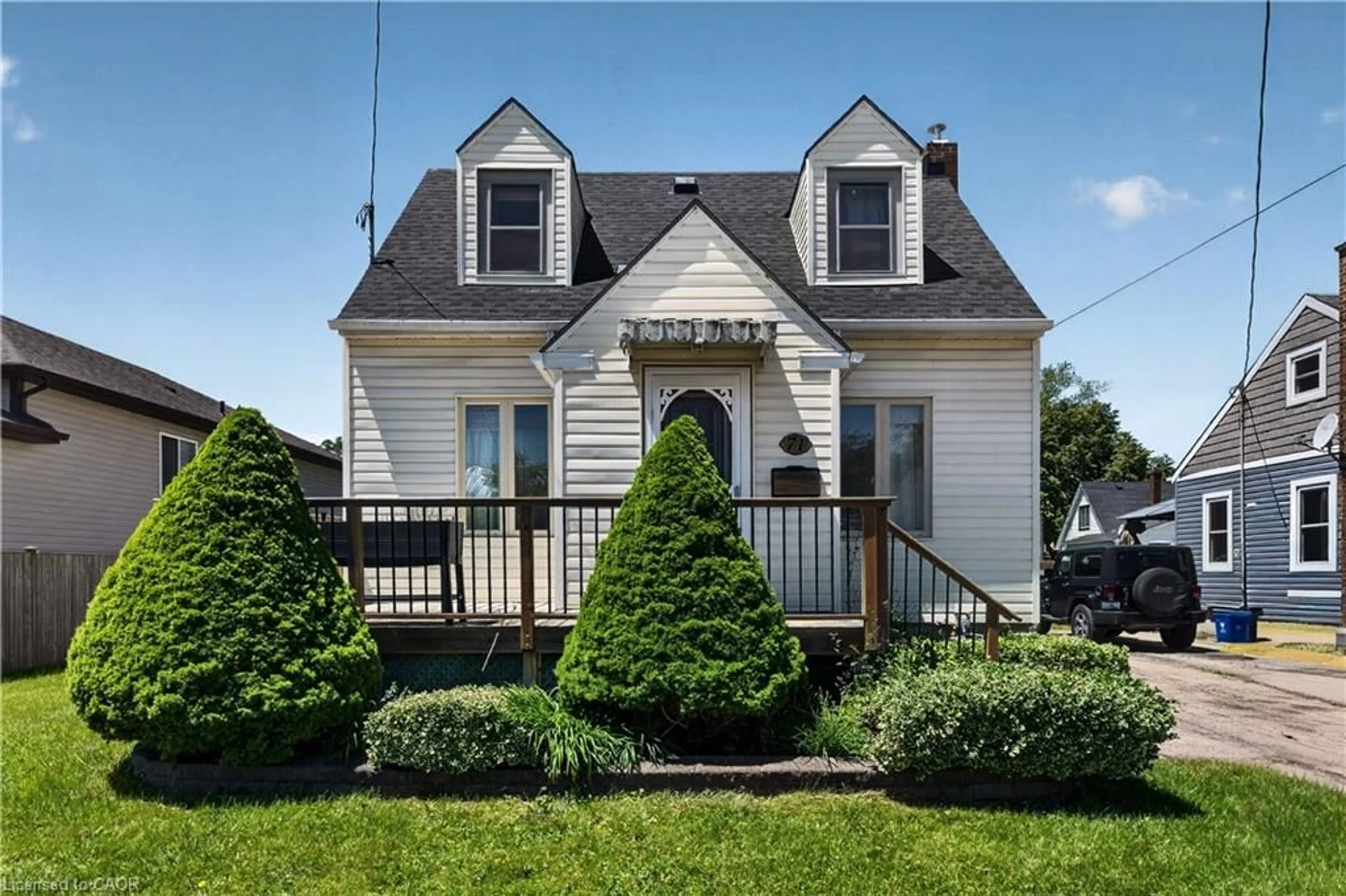 Home with vinyl exterior material, street for 71 Scholfield Ave, Welland Ontario L3B 1N4