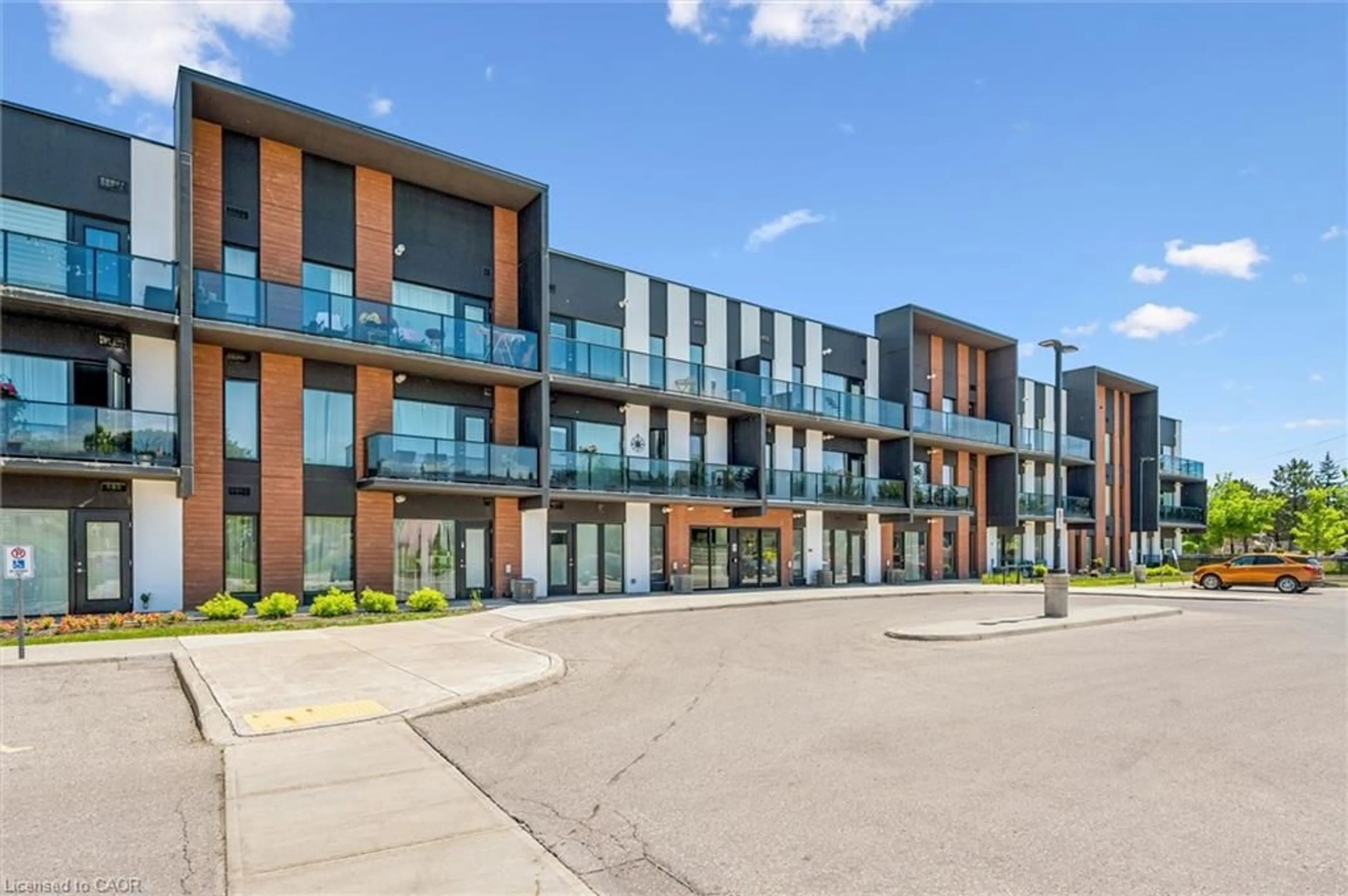 Patio, building for 5 Wake Robin Dr #113, Kitchener Ontario N2E 0H6