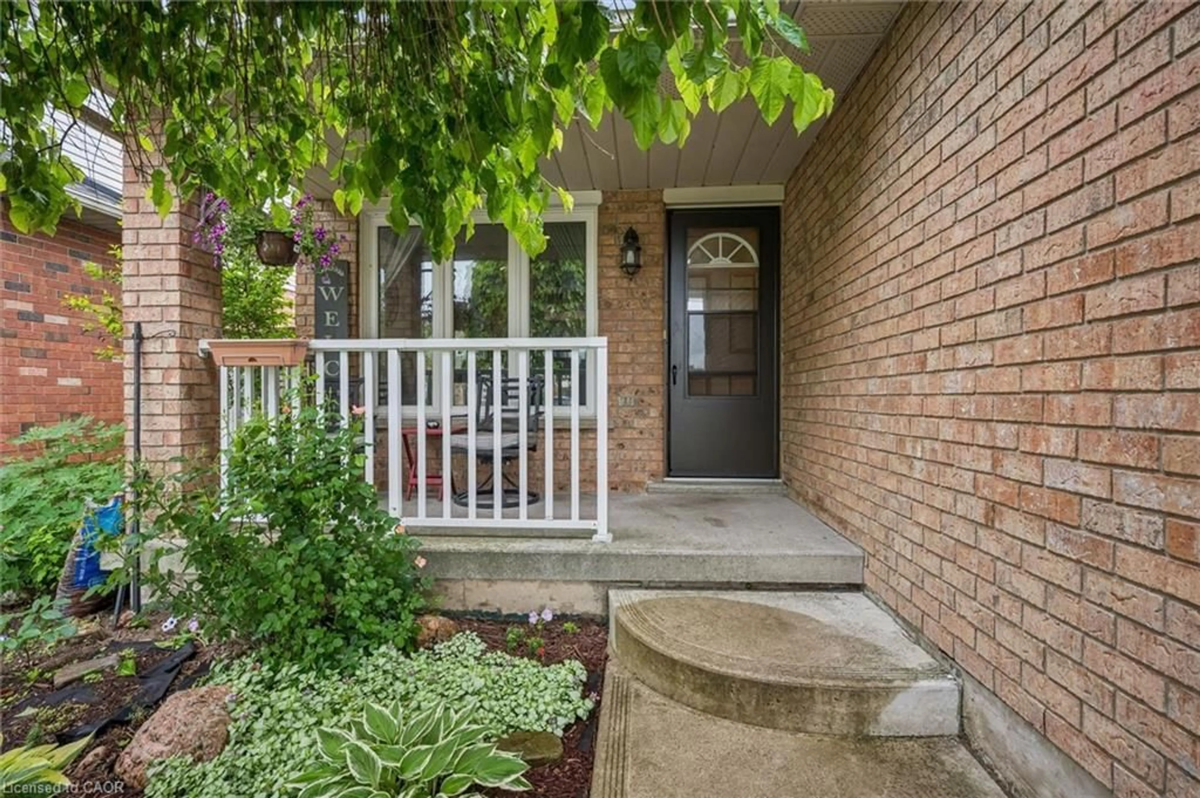 Indoor entryway for 817 Acadia Dr, Hamilton Ontario L8W 3V5