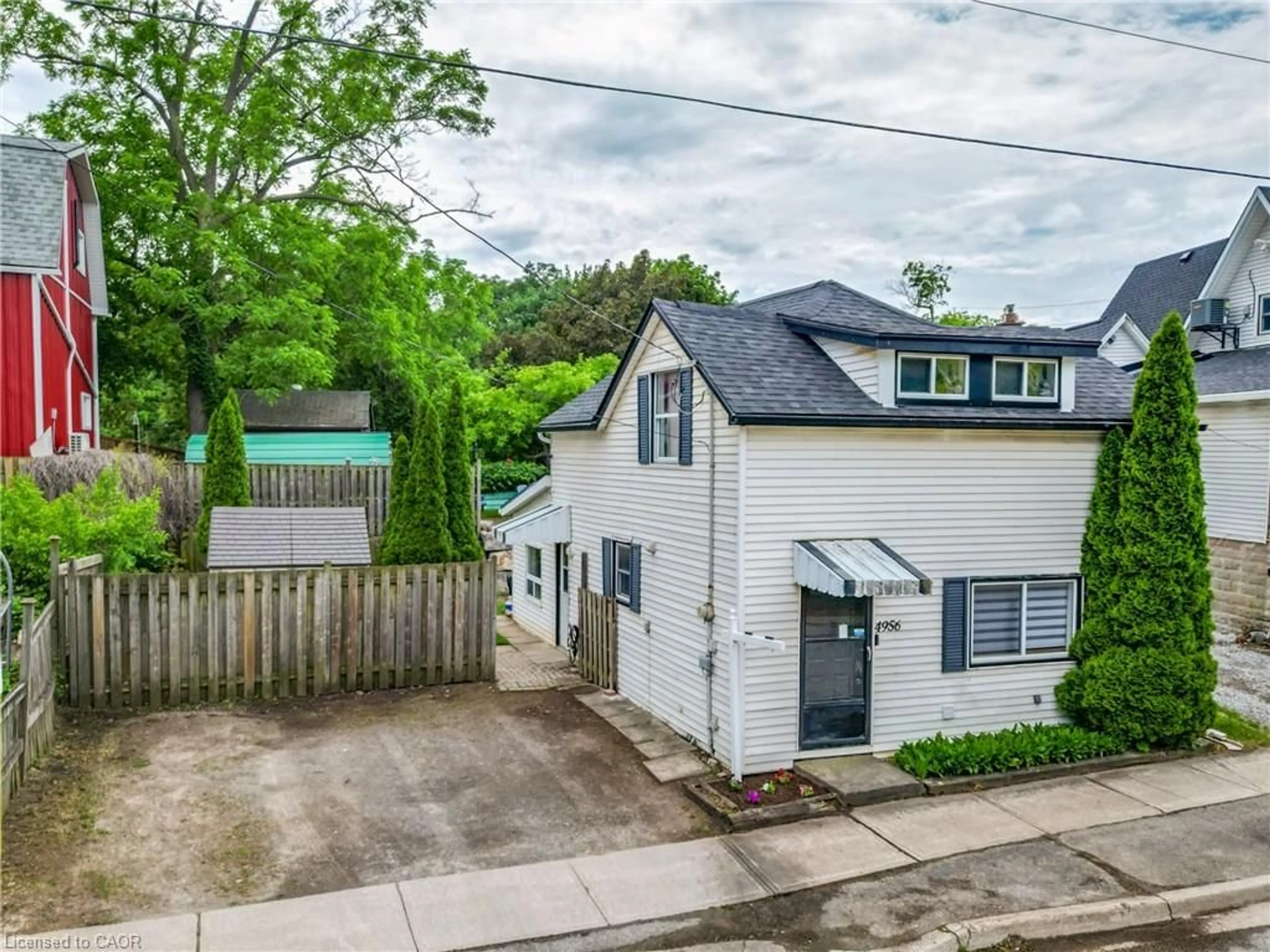 A pic from outside/outdoor area/front of a property/back of a property/a pic from drone, street for 4956 Beam St, Beamsville Ontario L3J 0K2