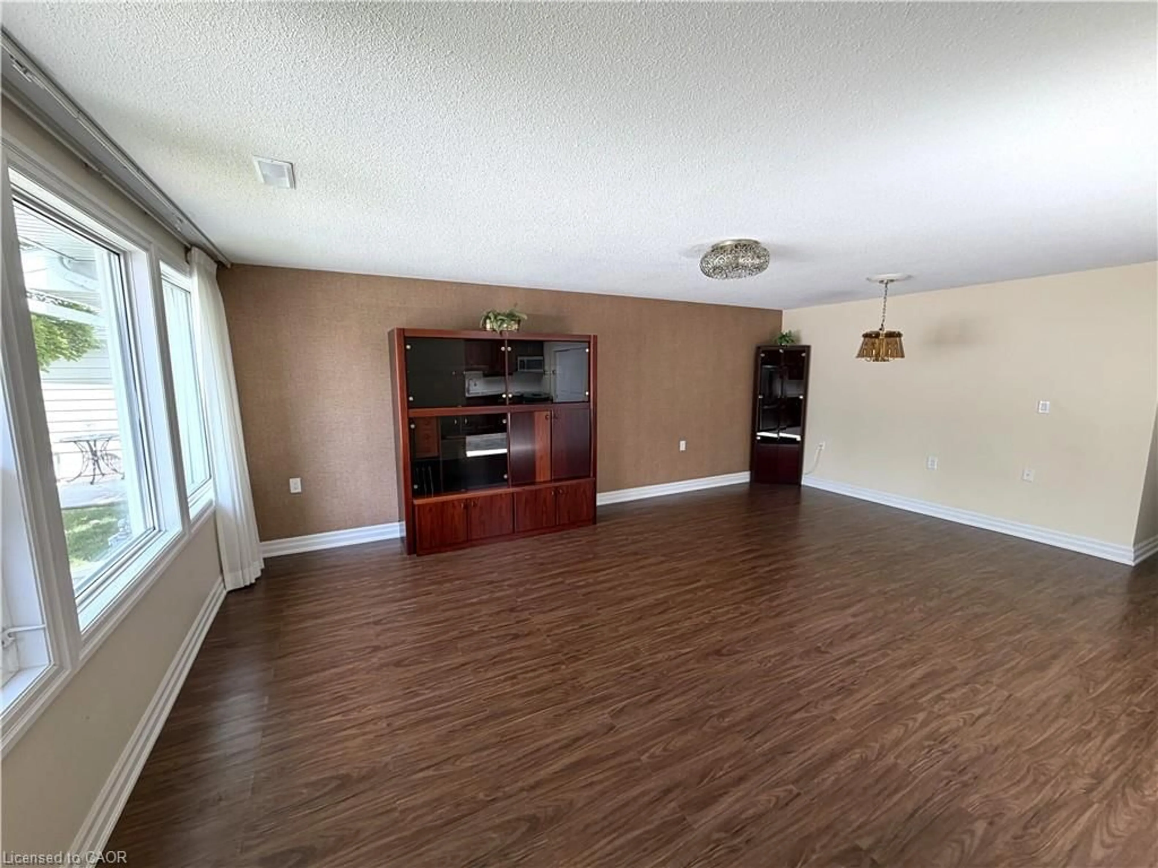 A pic of a room for 9 Gates Lane, Hamilton Ontario L9B 1T8