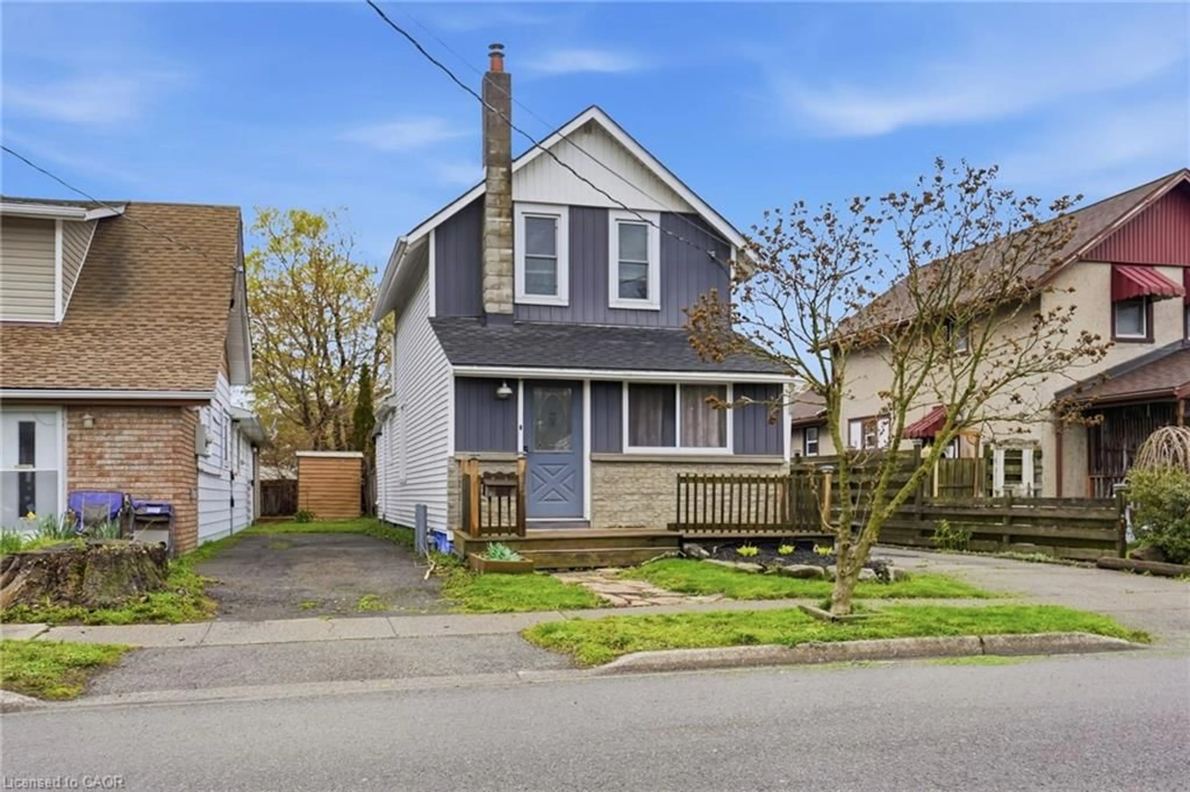 Home with vinyl exterior material, street for 632 Steele St, Port Colborne Ontario L3K 4Y7