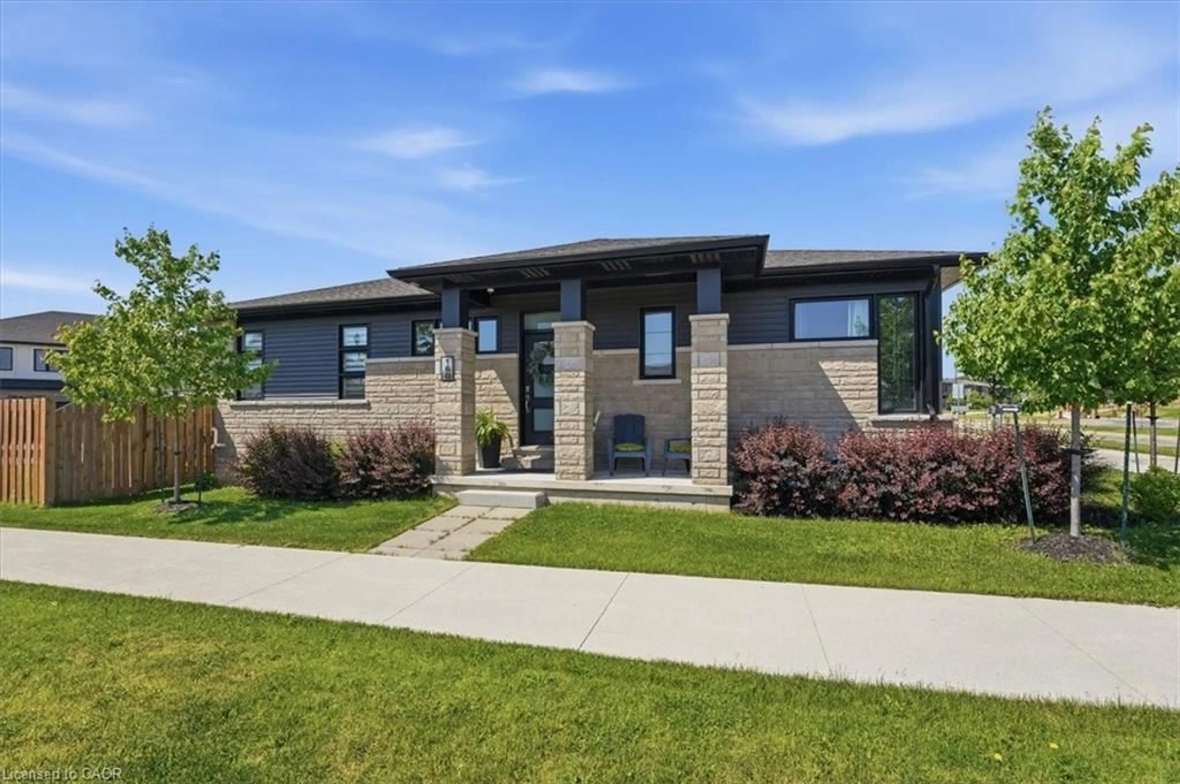 Home with brick exterior material, building for 160 Susan Dr, Fonthill Ontario L3E 0B2