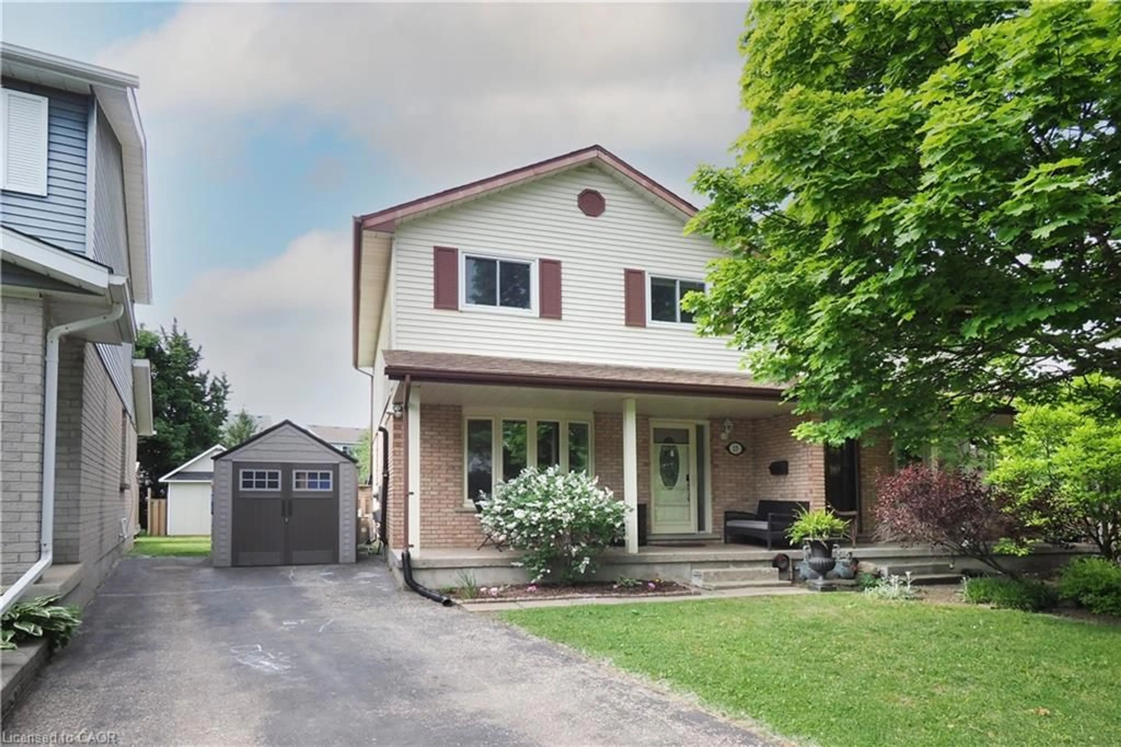 Home with brick exterior material, street for 17 Ristau Cres, Kitchener Ontario N2E 3A7