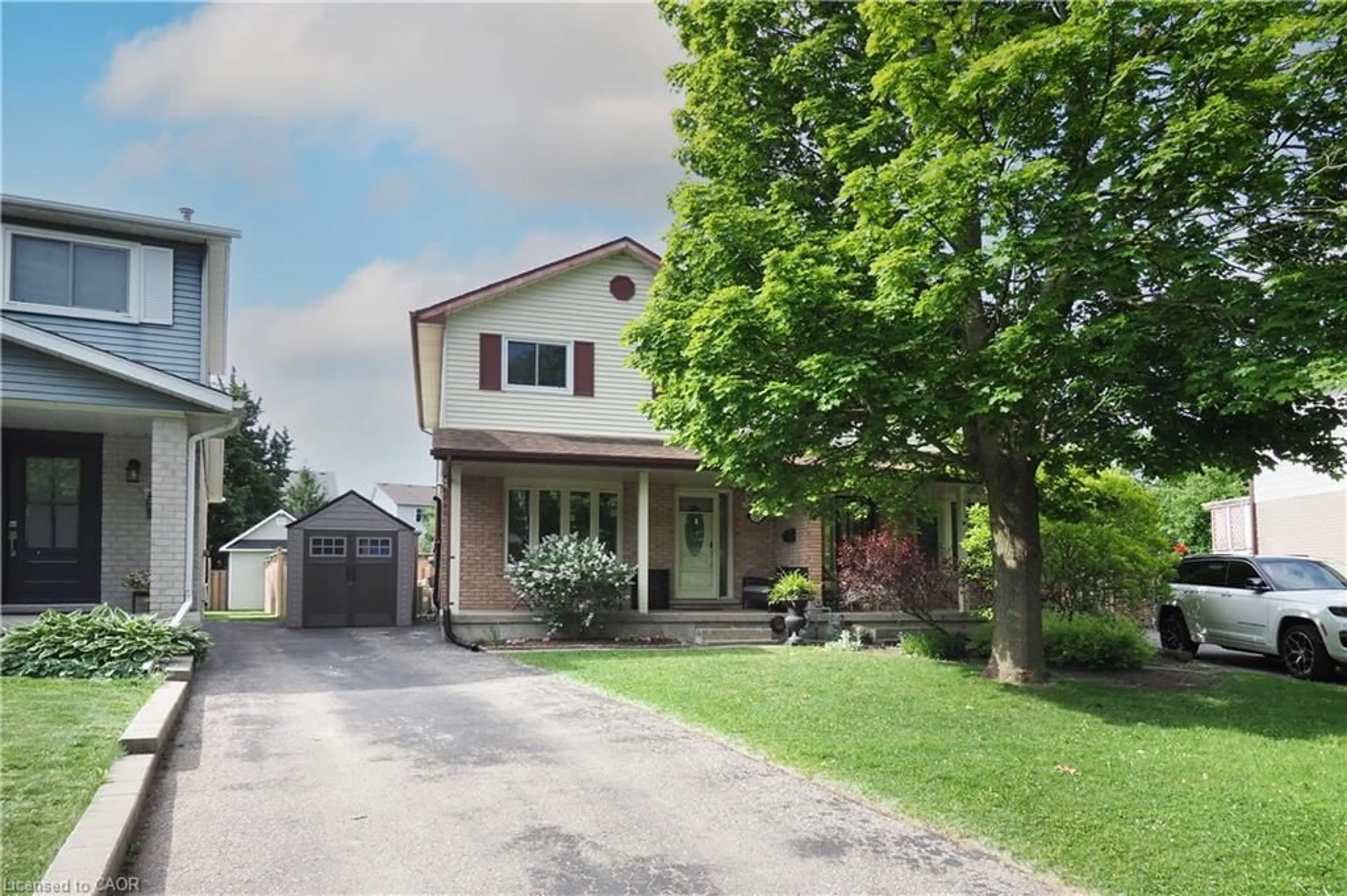 A pic from outside/outdoor area/front of a property/back of a property/a pic from drone, street for 17 Ristau Cres, Kitchener Ontario N2E 3A7
