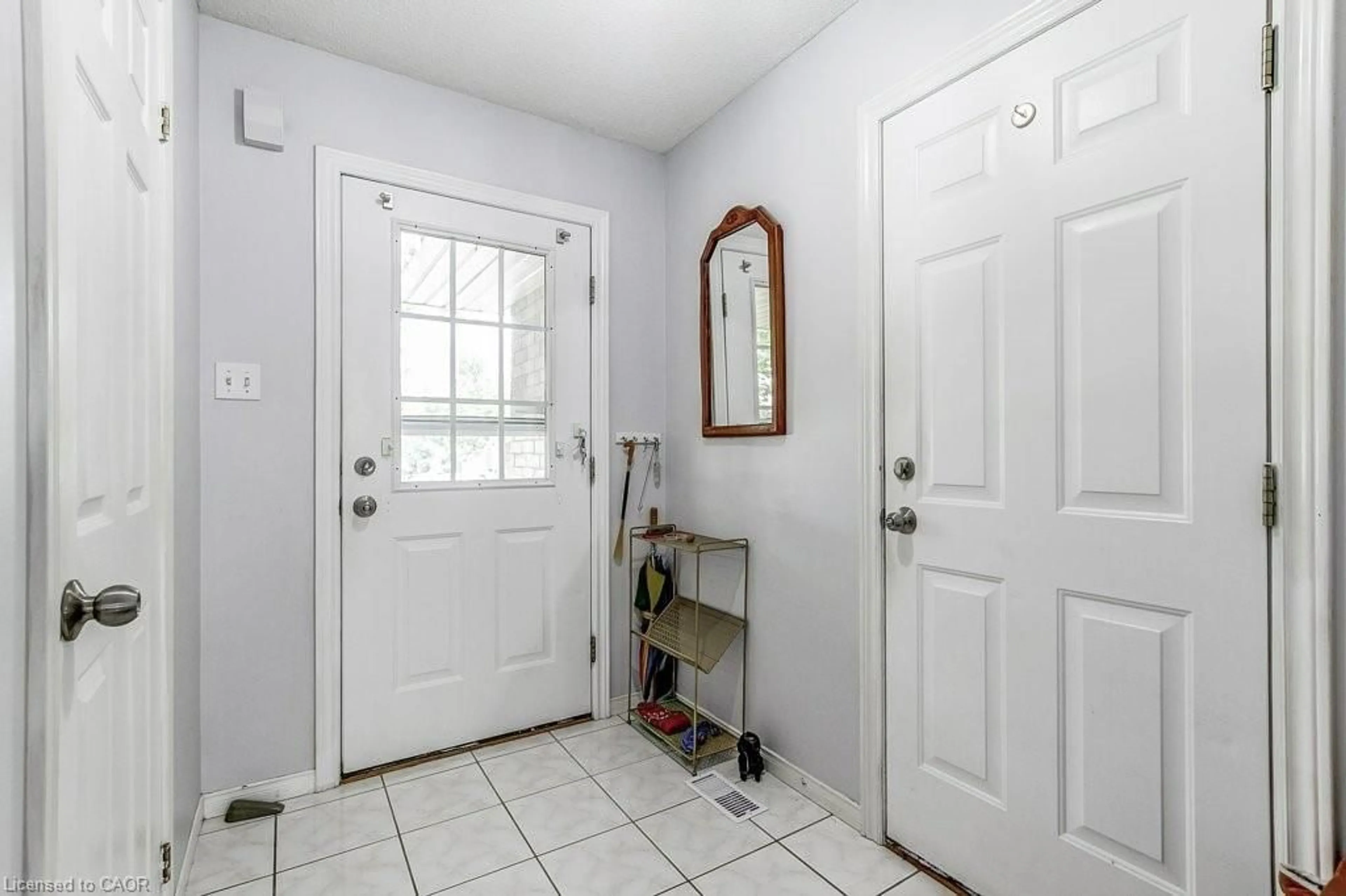 Indoor entryway for 40 Braemar Ave #5, Caledonia Ontario N3W 2N1