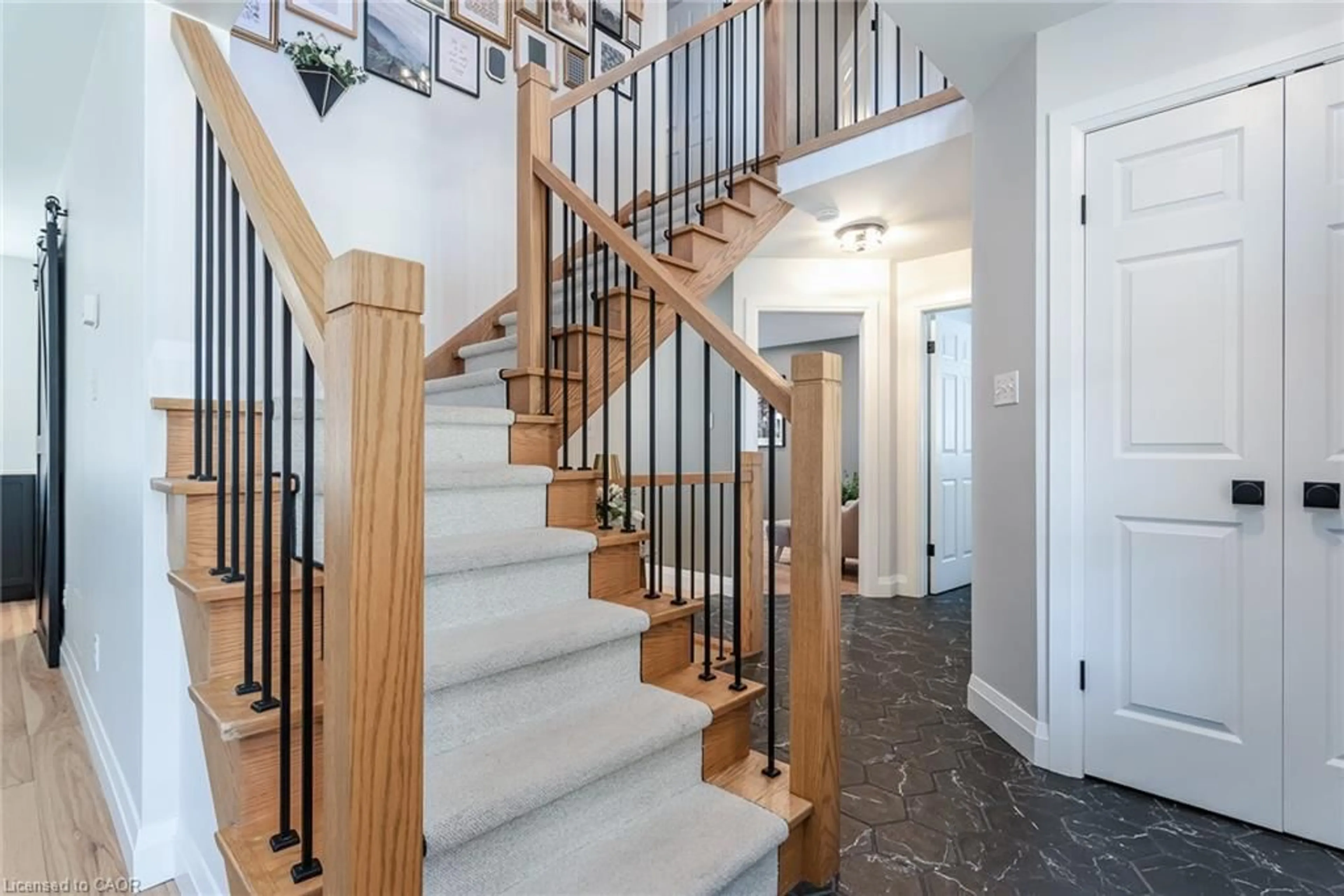 Stairs for 789 Chesapeake Dr, Waterloo Ontario N2K 4A6