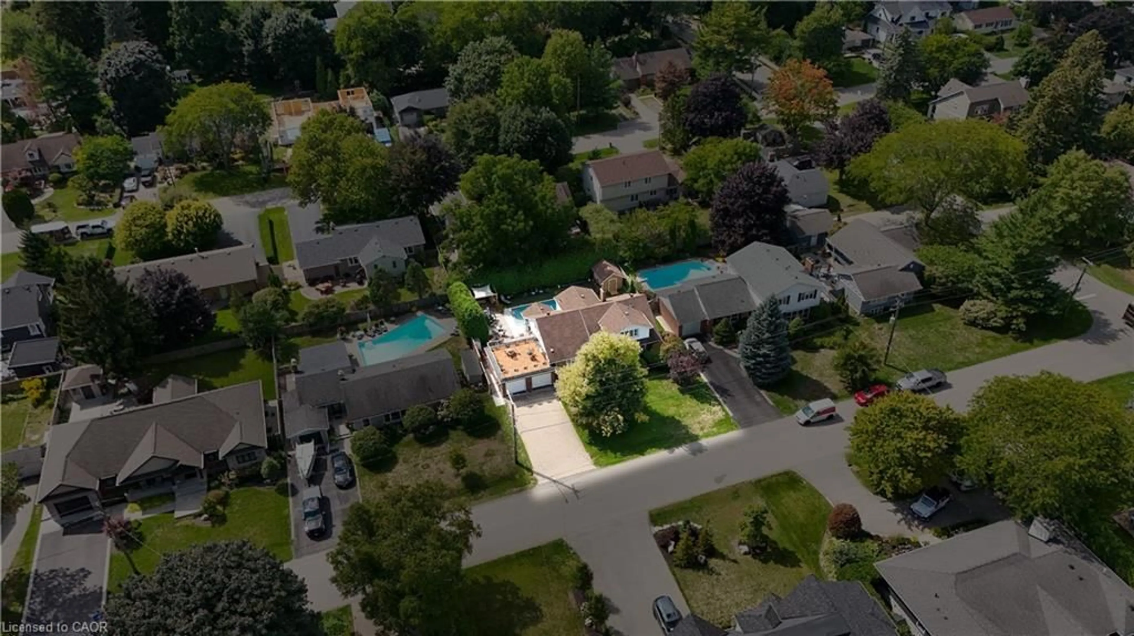 A pic from outside/outdoor area/front of a property/back of a property/a pic from drone, street for 912 Boothman Ave, Burlington Ontario L7T 1P4