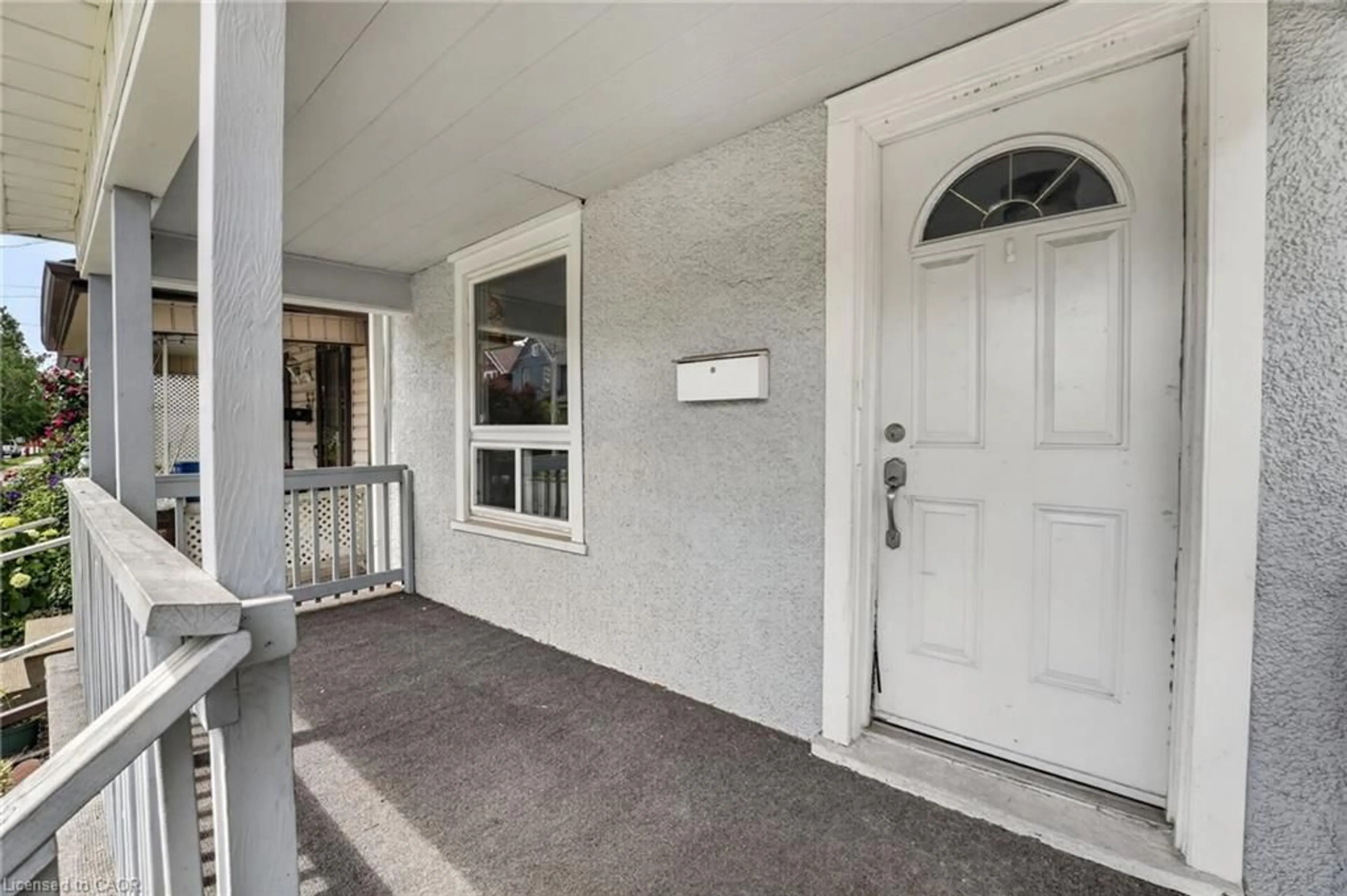 Indoor entryway for 39 Beechwood Ave, Hamilton Ontario L8L 2S5