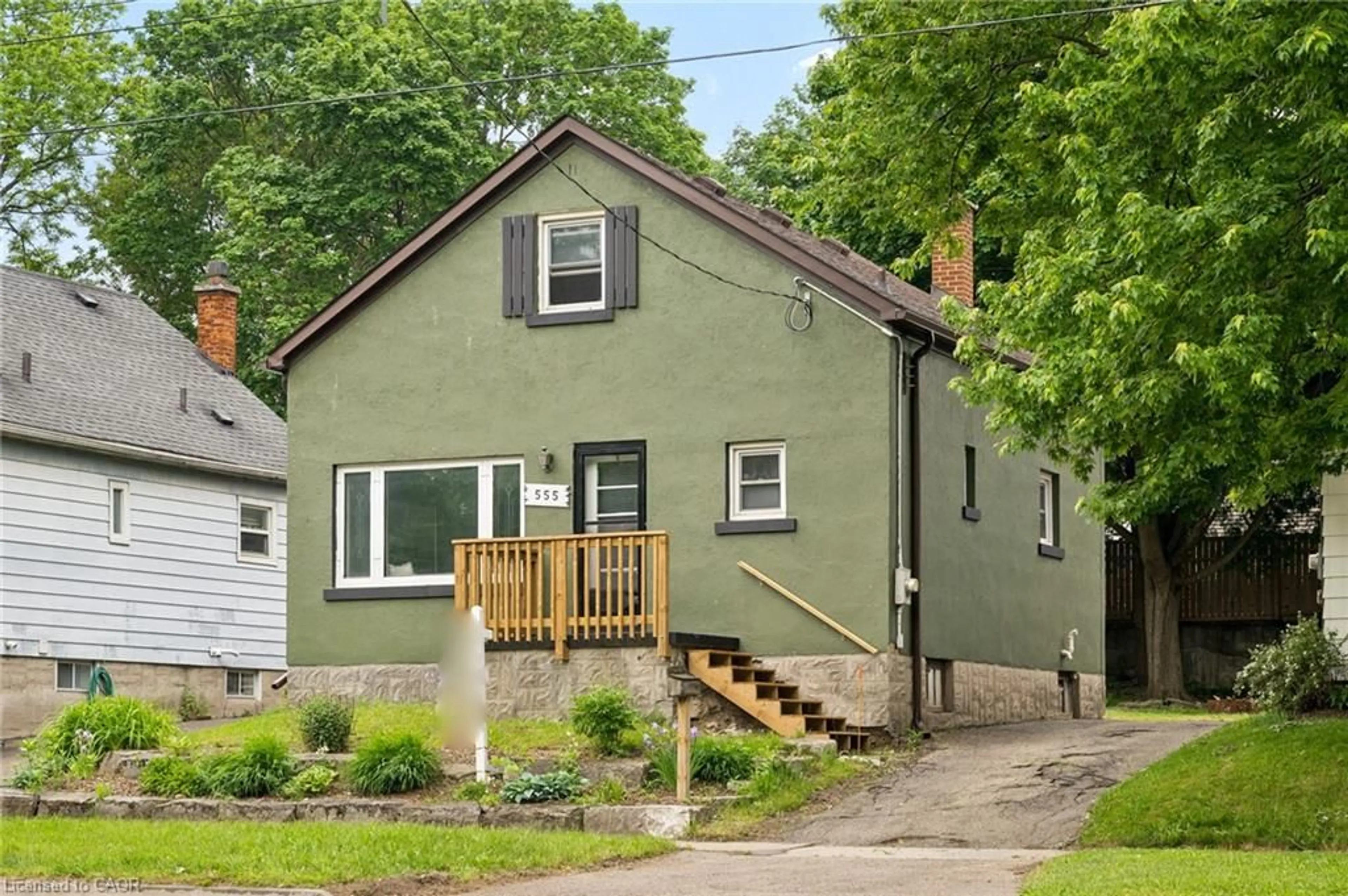 Home with vinyl exterior material, street for 555 Wellington St, Kitchener Ontario N2H 5L6