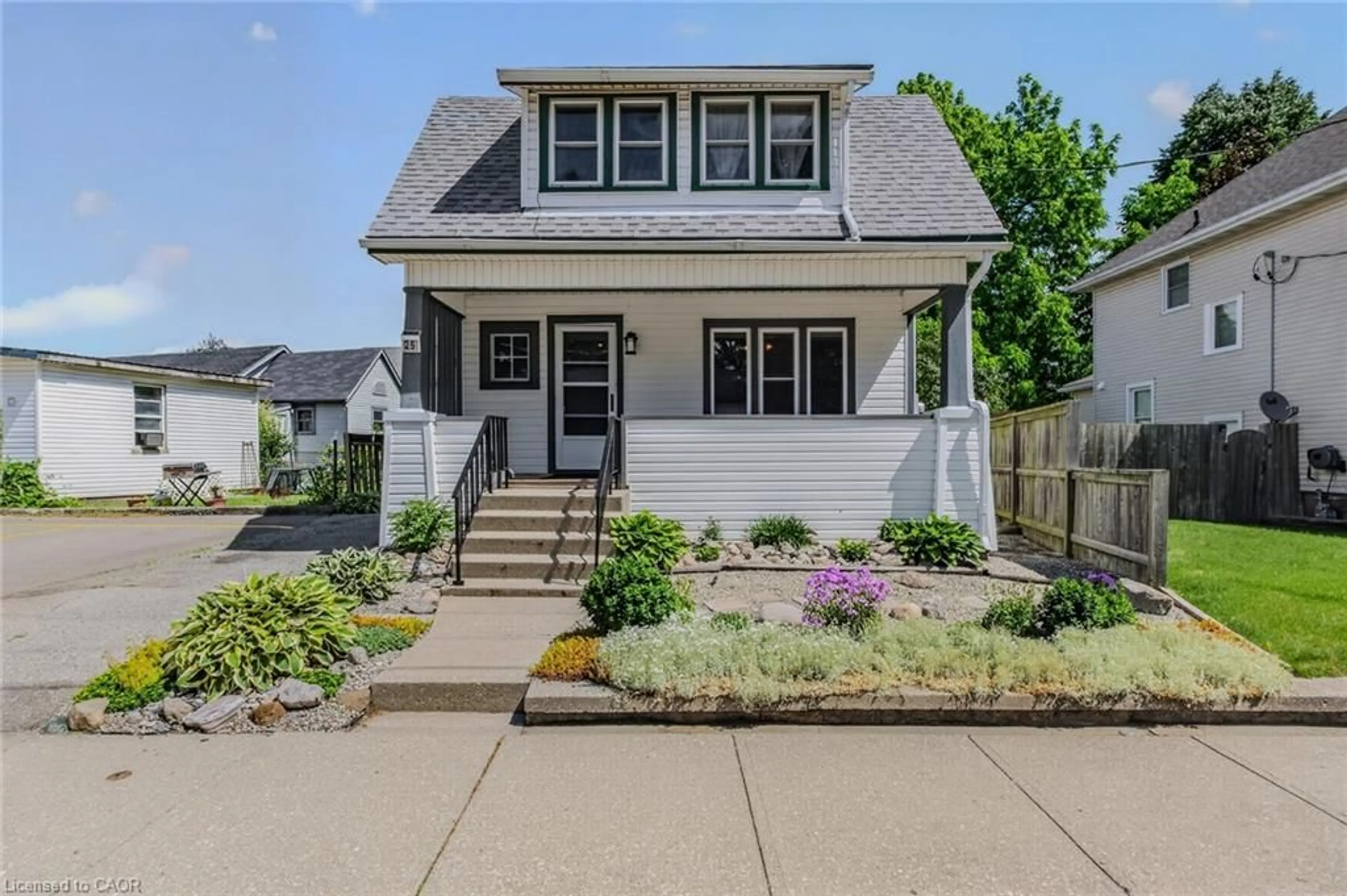 Home with vinyl exterior material, street for 25 North Main St, Simcoe Ontario N3Y 2M1