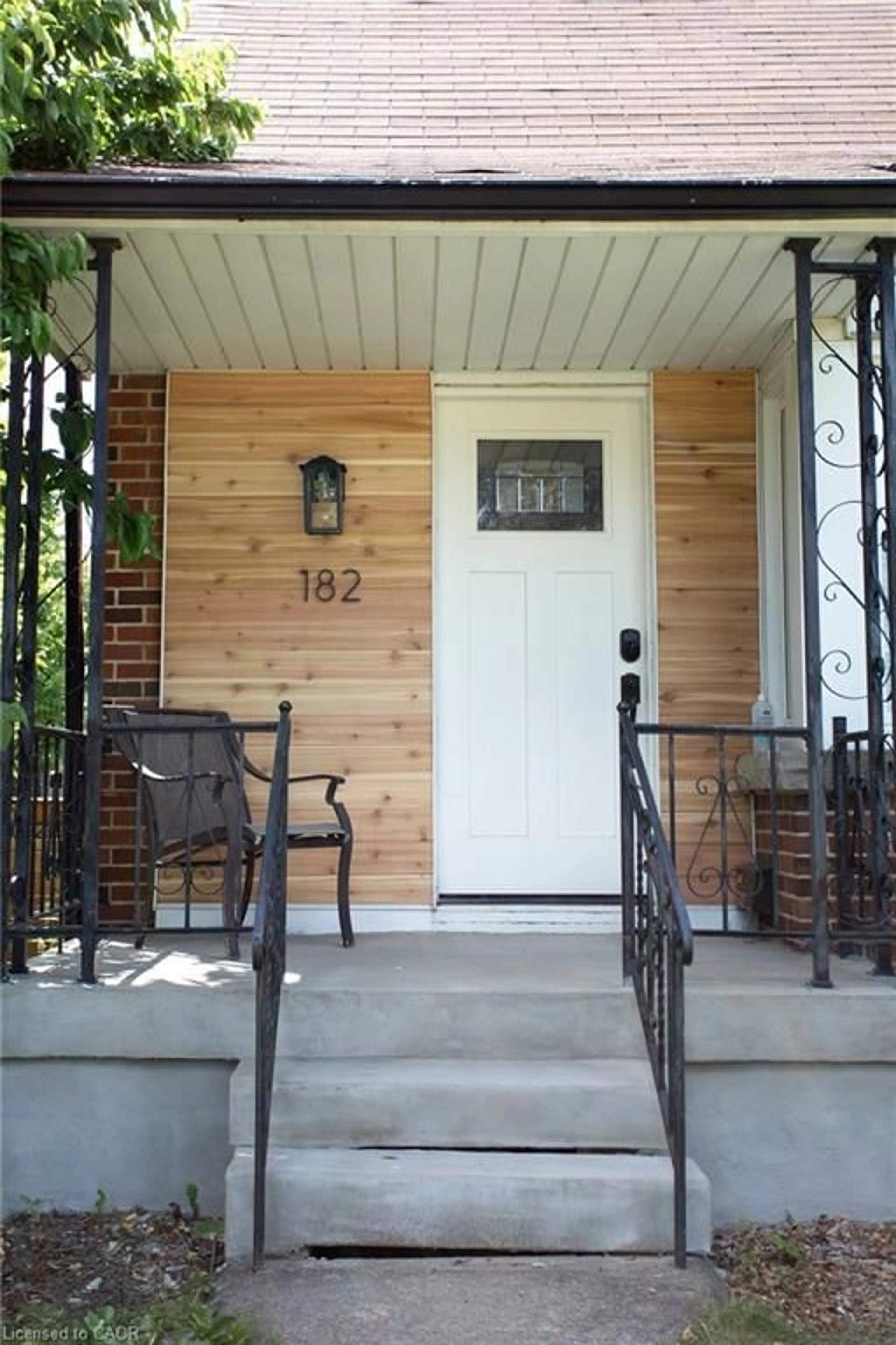 Indoor entryway for 182 Erindale Ave, Hamilton Ontario L8K 4R4
